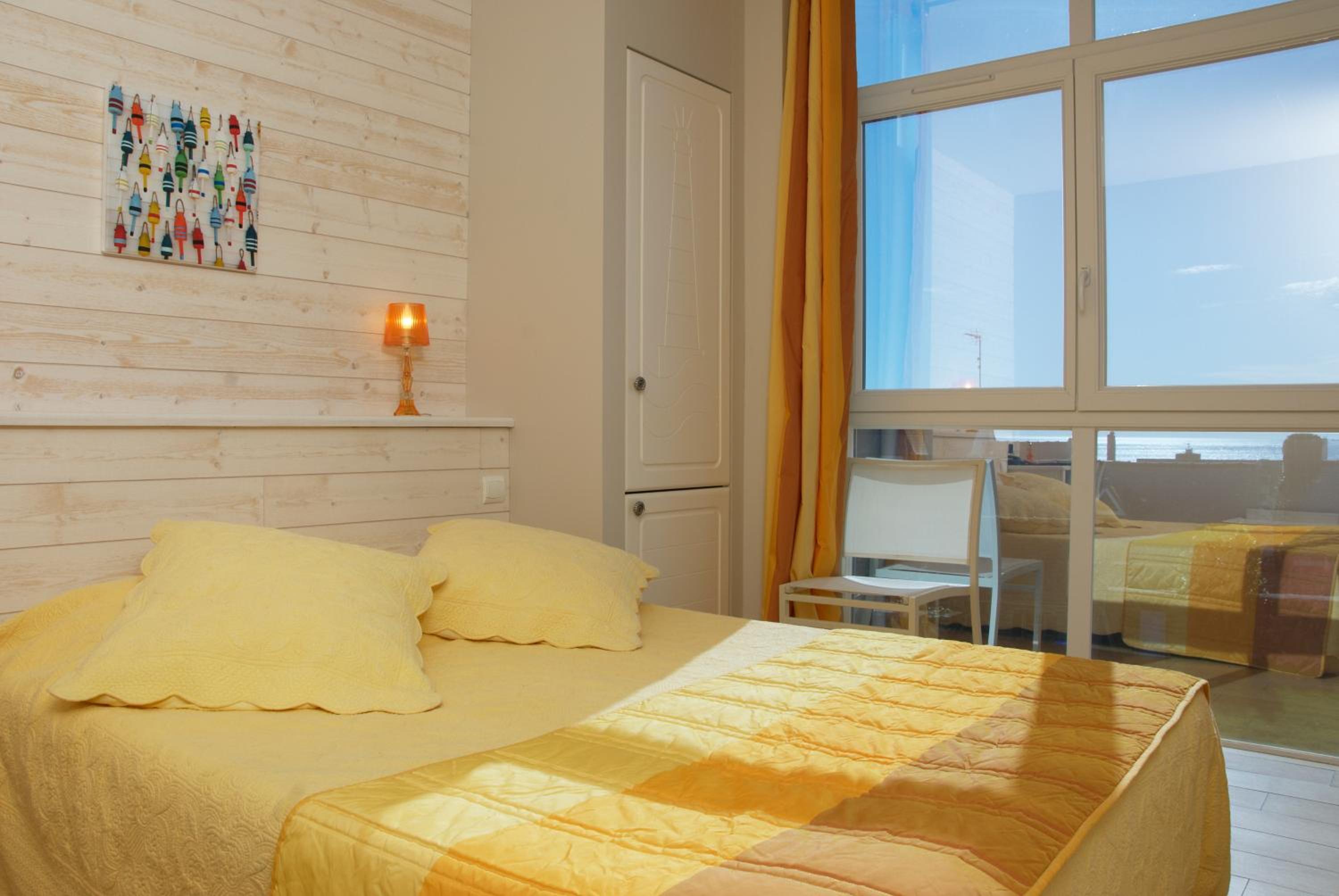Double or Twin Room with Lateral Sea View photo 3