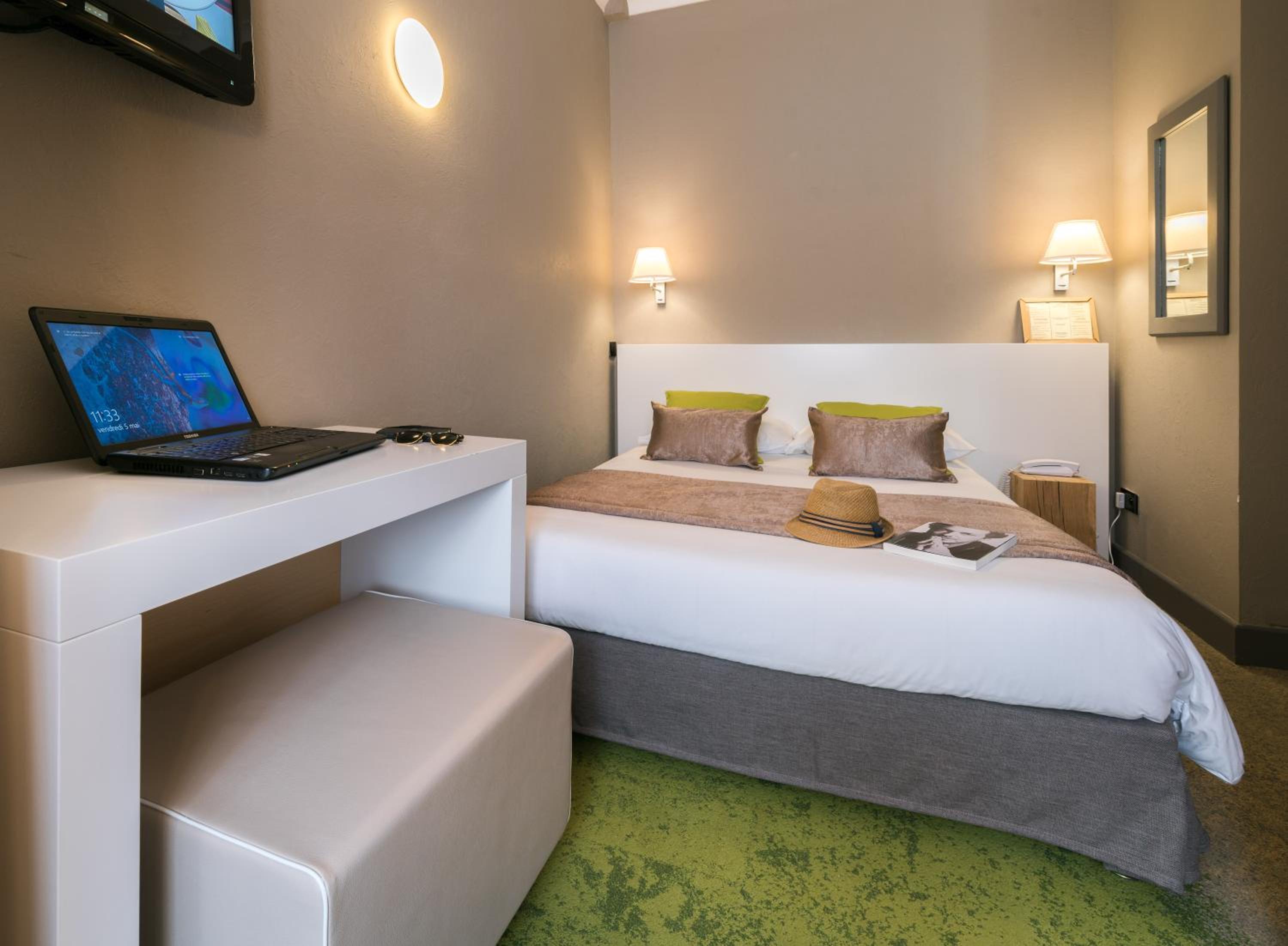 Standard Double Room - Photo 8