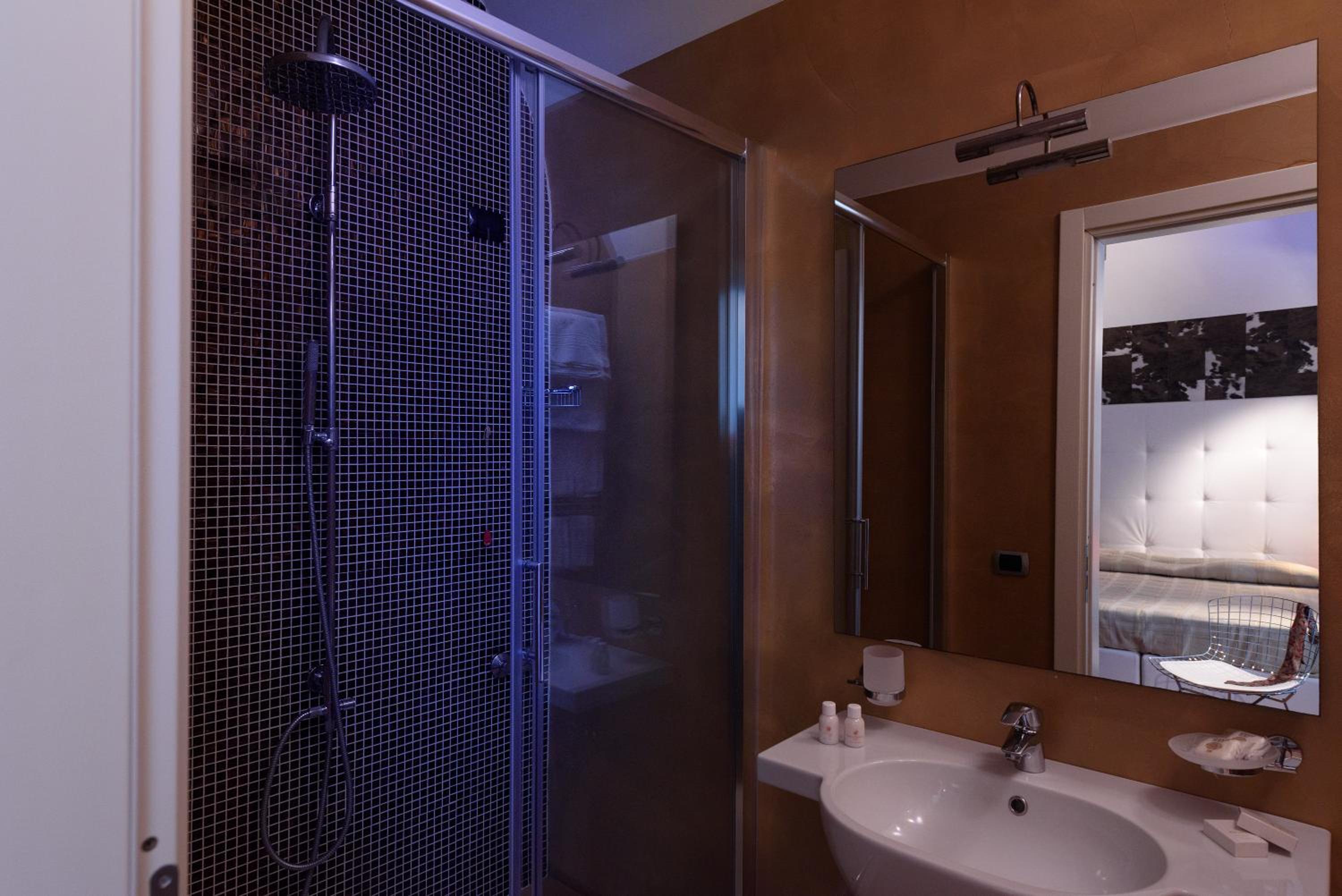 Classic Double Room Without View - Photo 5