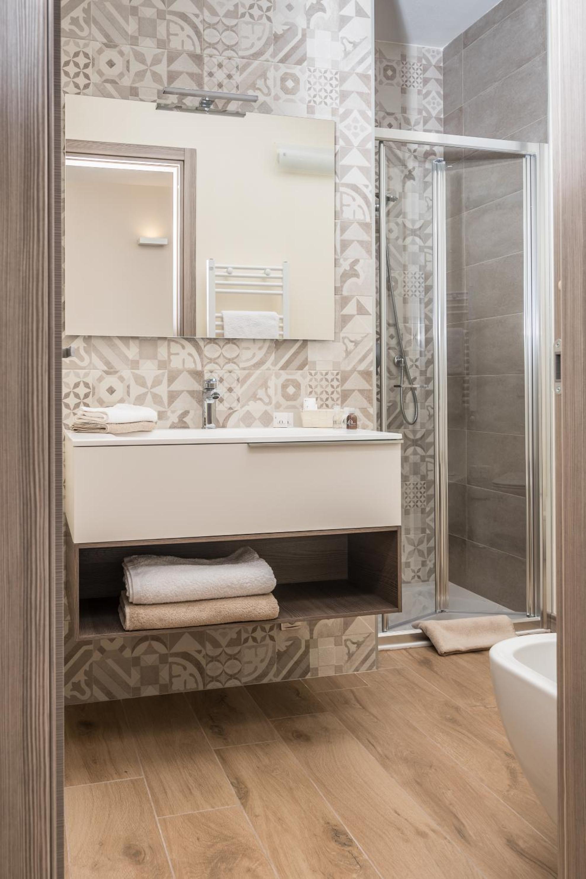 Triple Room with Private Bathroom - Photo 9