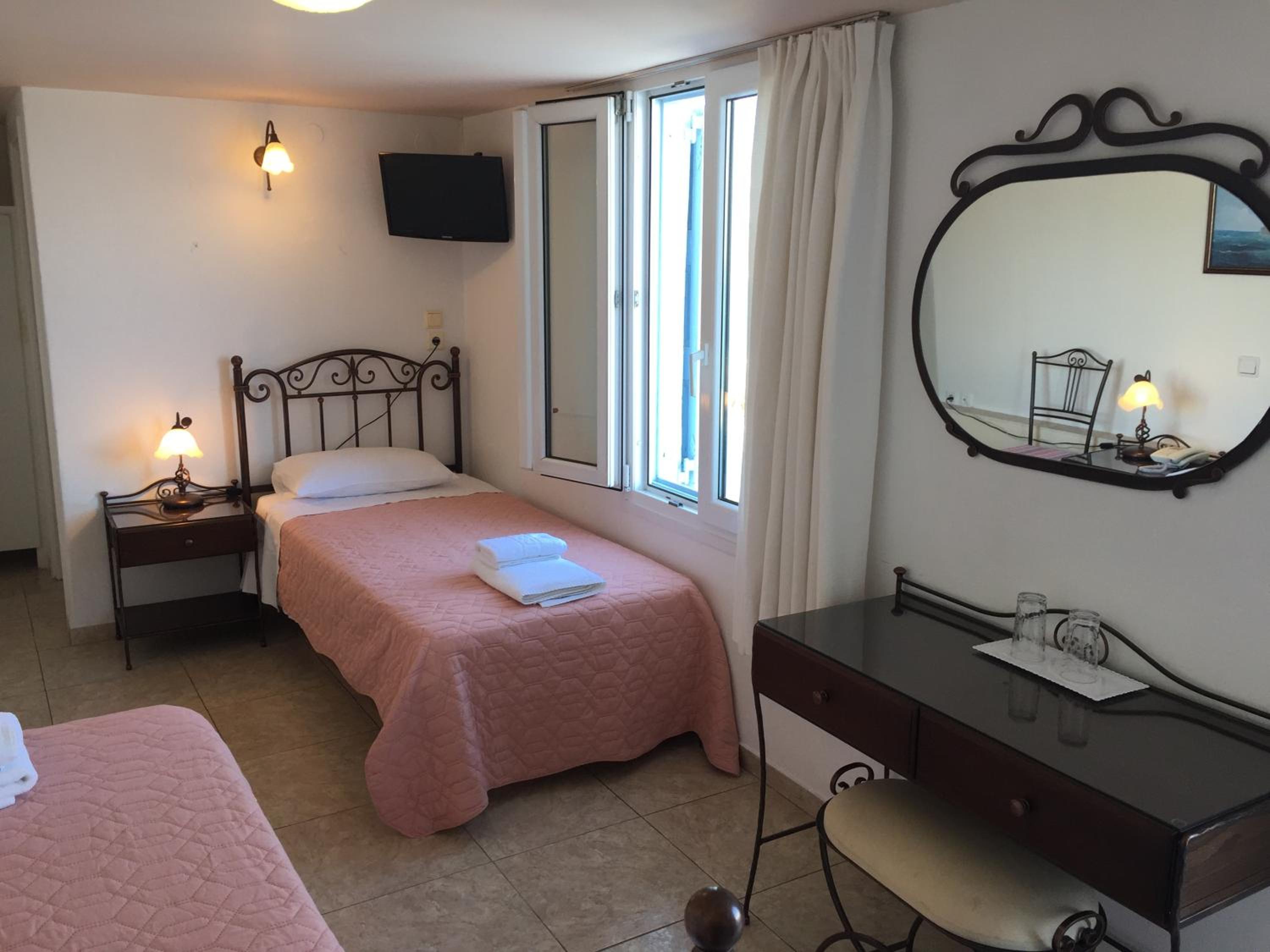 Budget Twin Room with Sea View - Photo 2