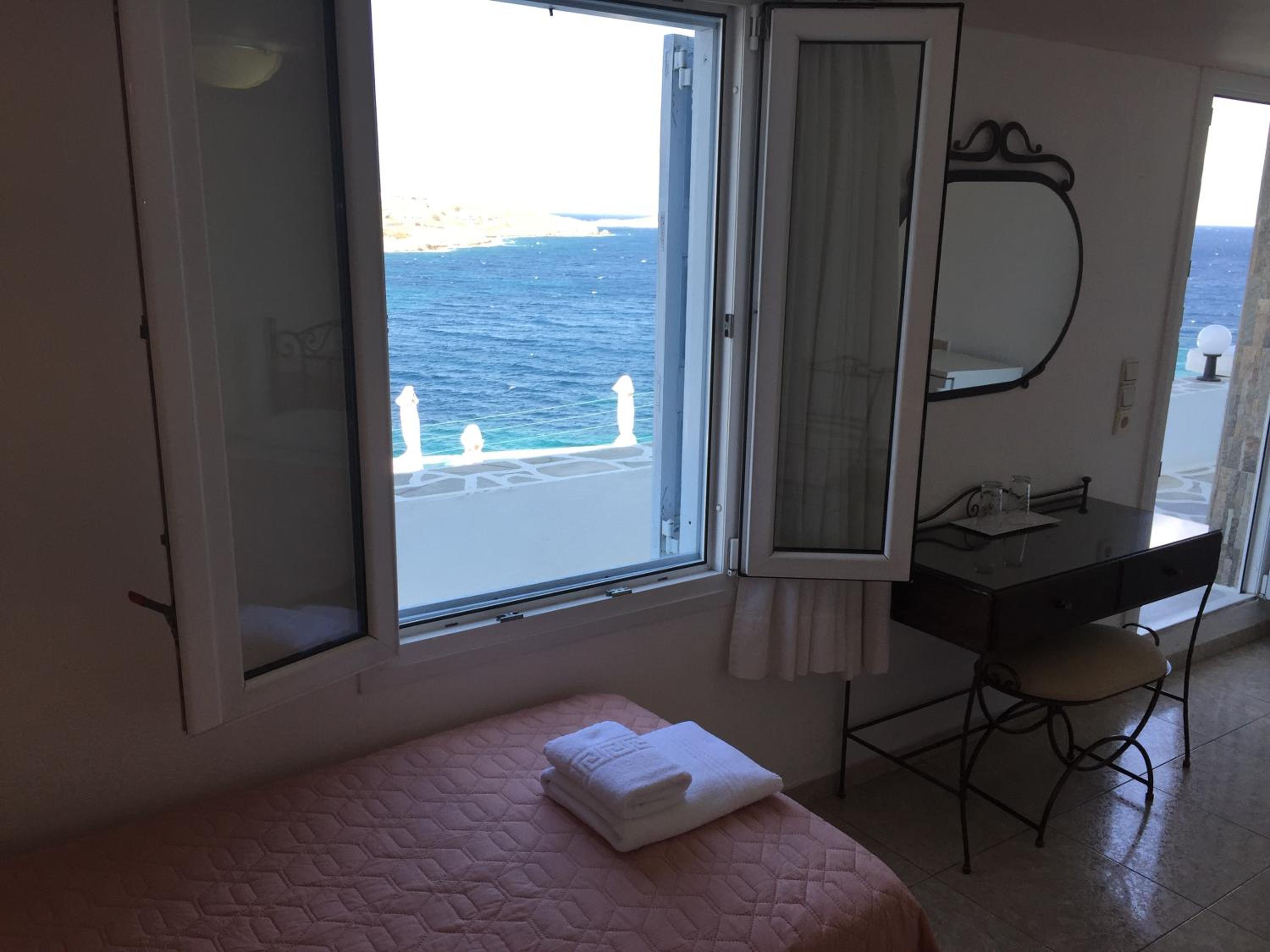 Budget Twin Room with Sea View - Photo 3