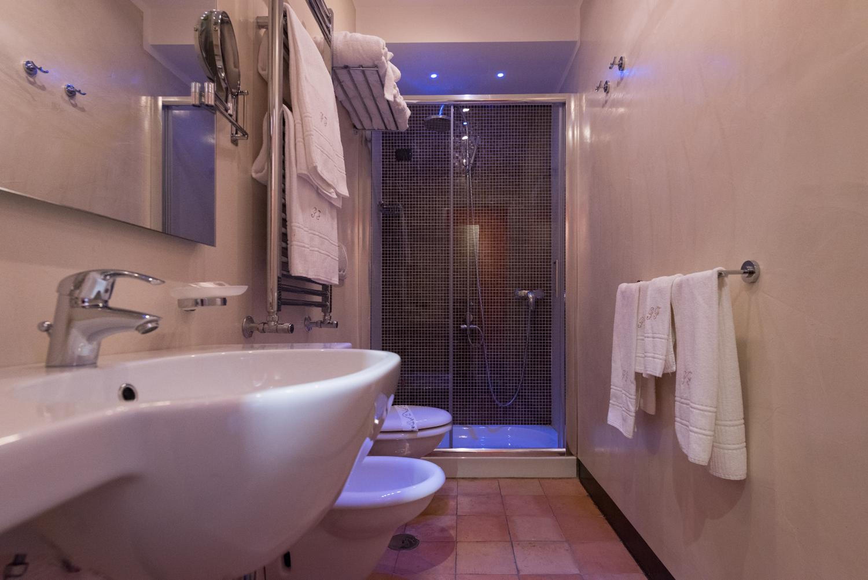 Classic Double Room with Partial Sea View - Photo 10