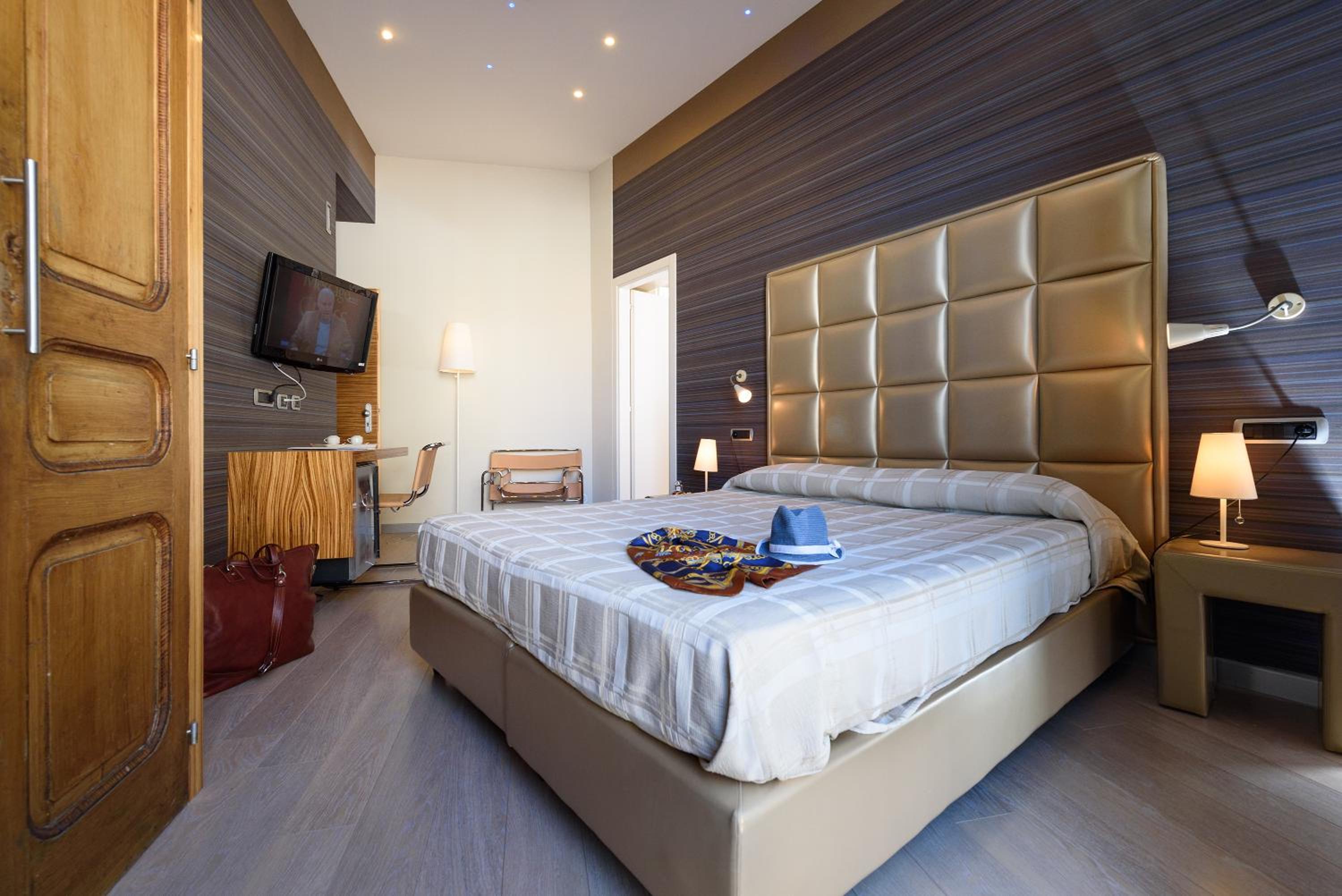 Classic Double Room with Partial Sea View and Spa Bath - Photo 19