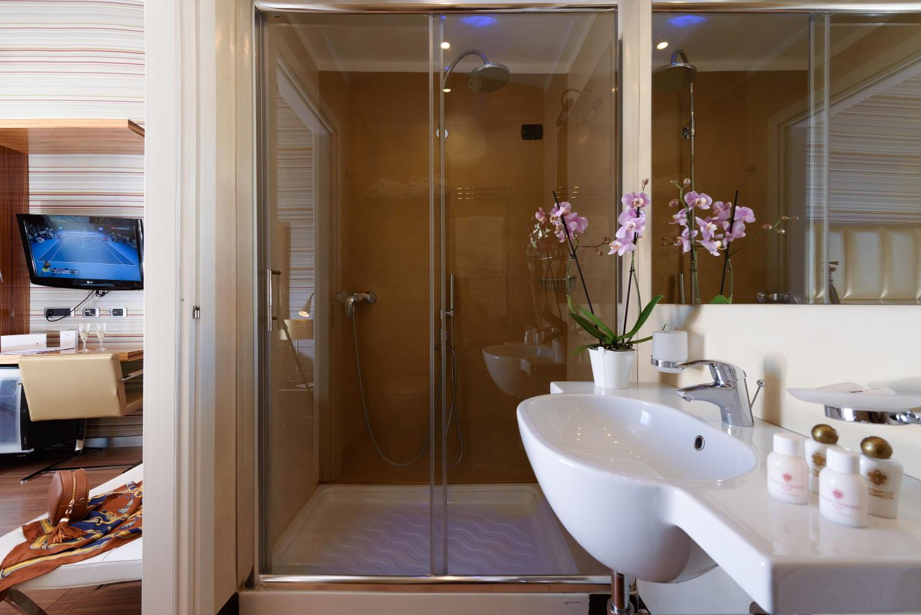 Classic Double Room with Partial Sea View - Photo 3