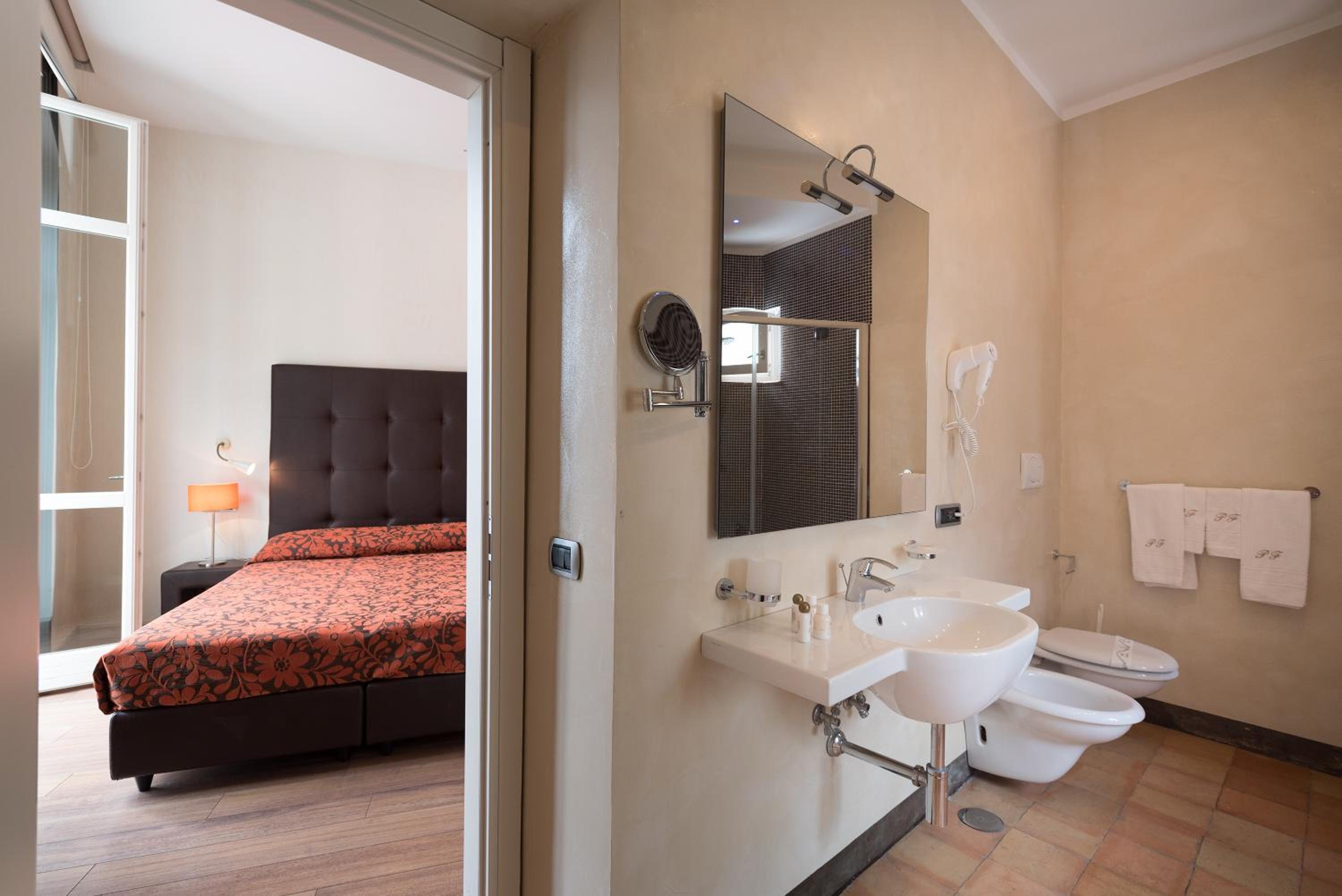 Classic Double Room with Partial Sea View and Spa Bath - Photo 22