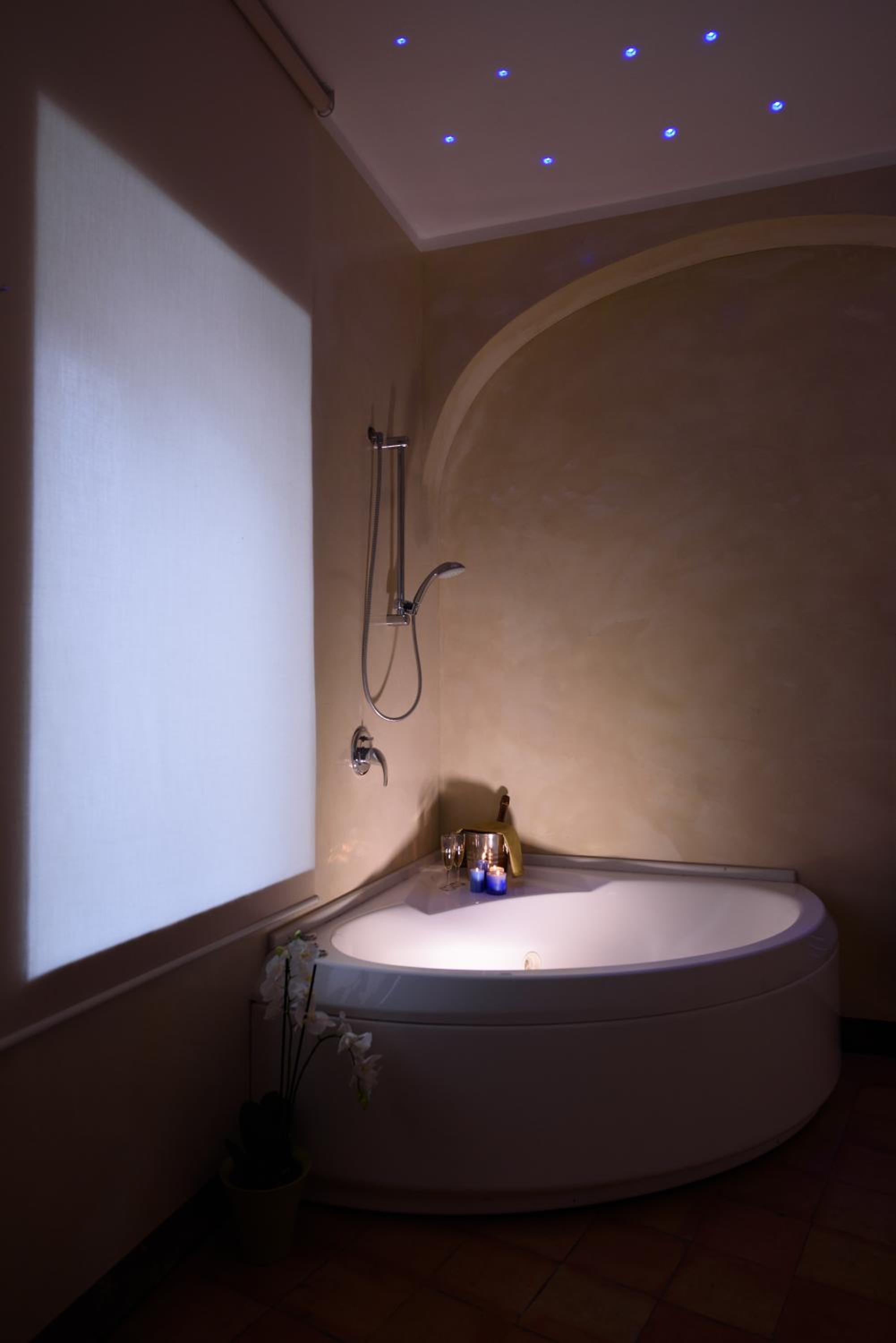 Classic Double Room with Partial Sea View and Spa Bath - Photo 5