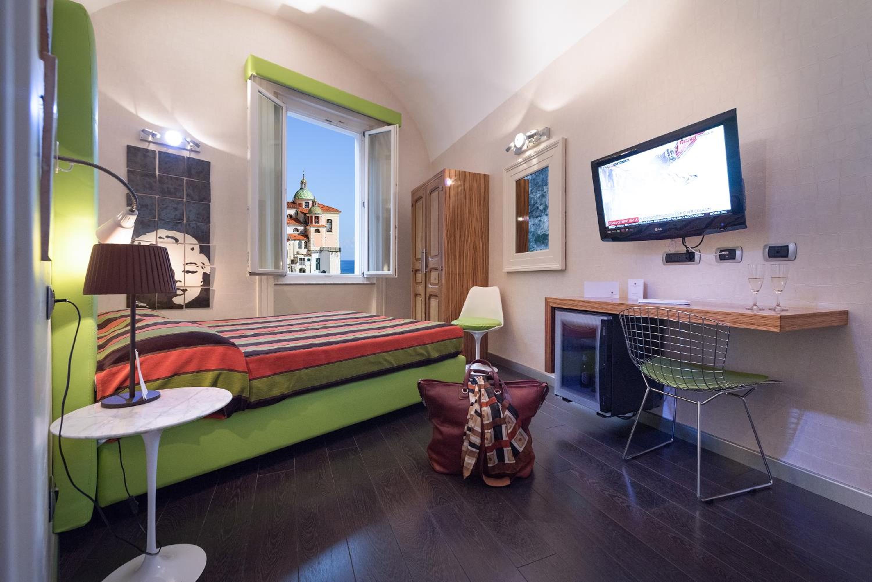 Classic Double Room with Partial Sea View and Spa Bath - Photo 8