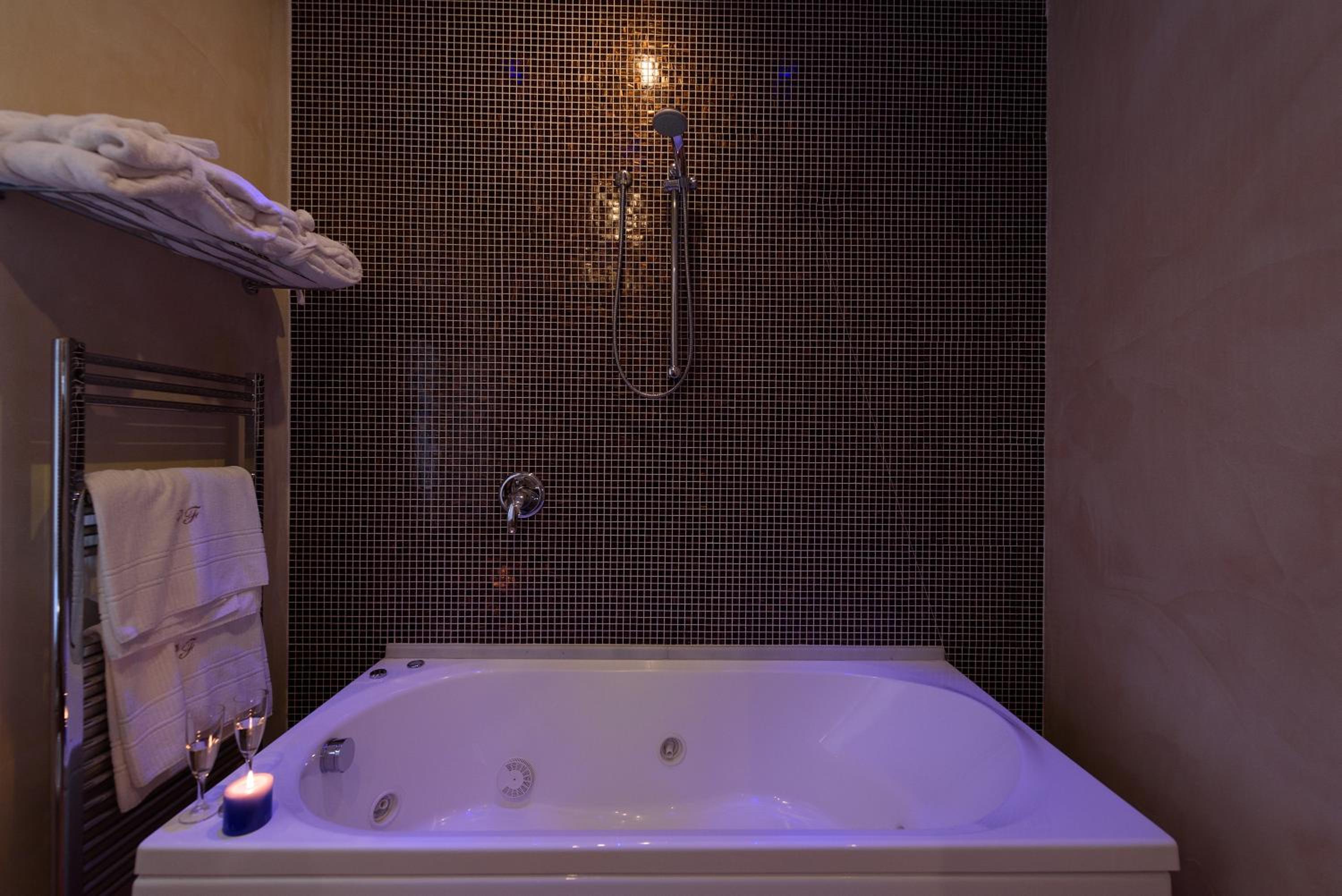 Classic Double Room with Partial Sea View and Spa Bath - Photo 9