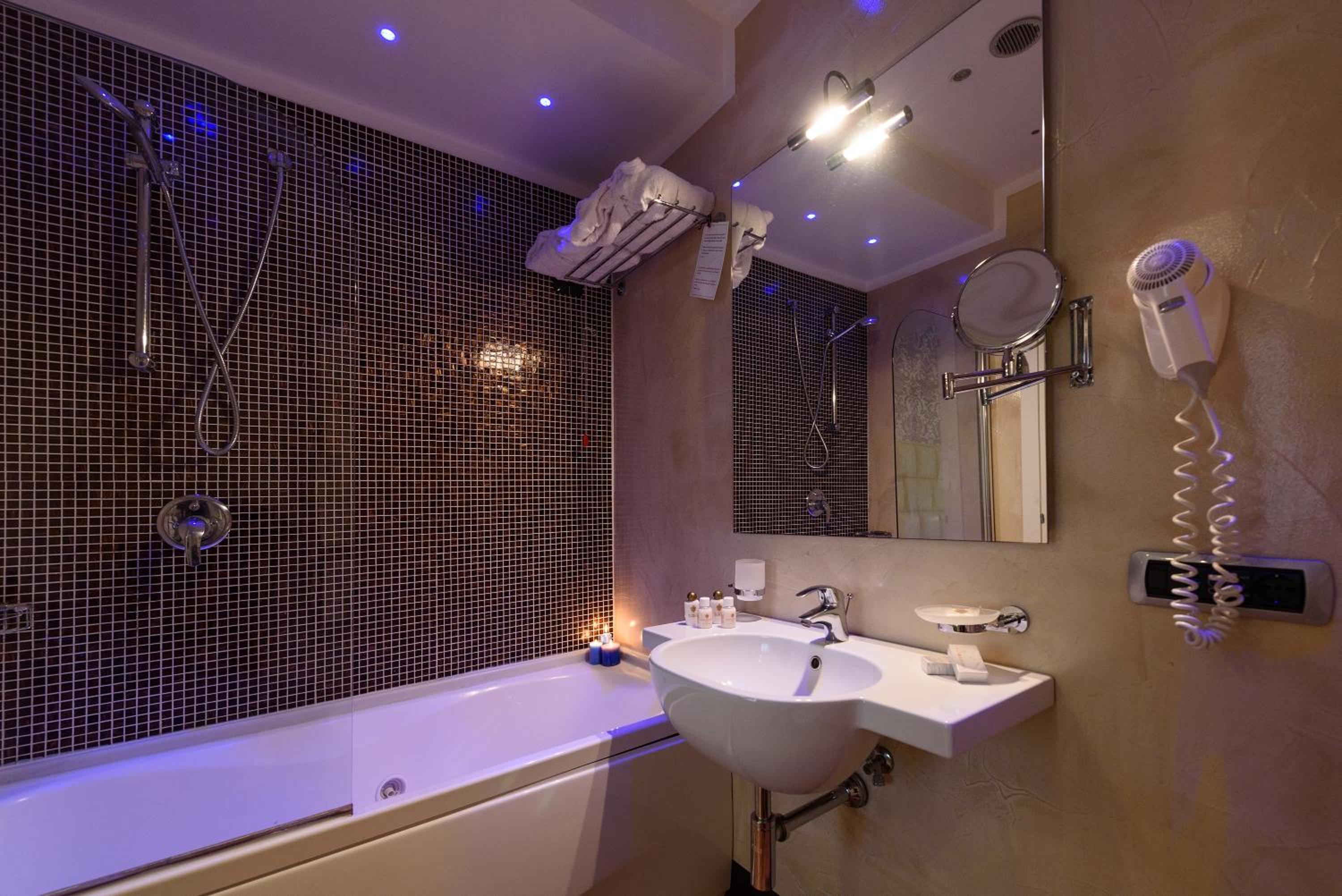 Classic Double Room with Partial Sea View and Spa Bath - Photo 14
