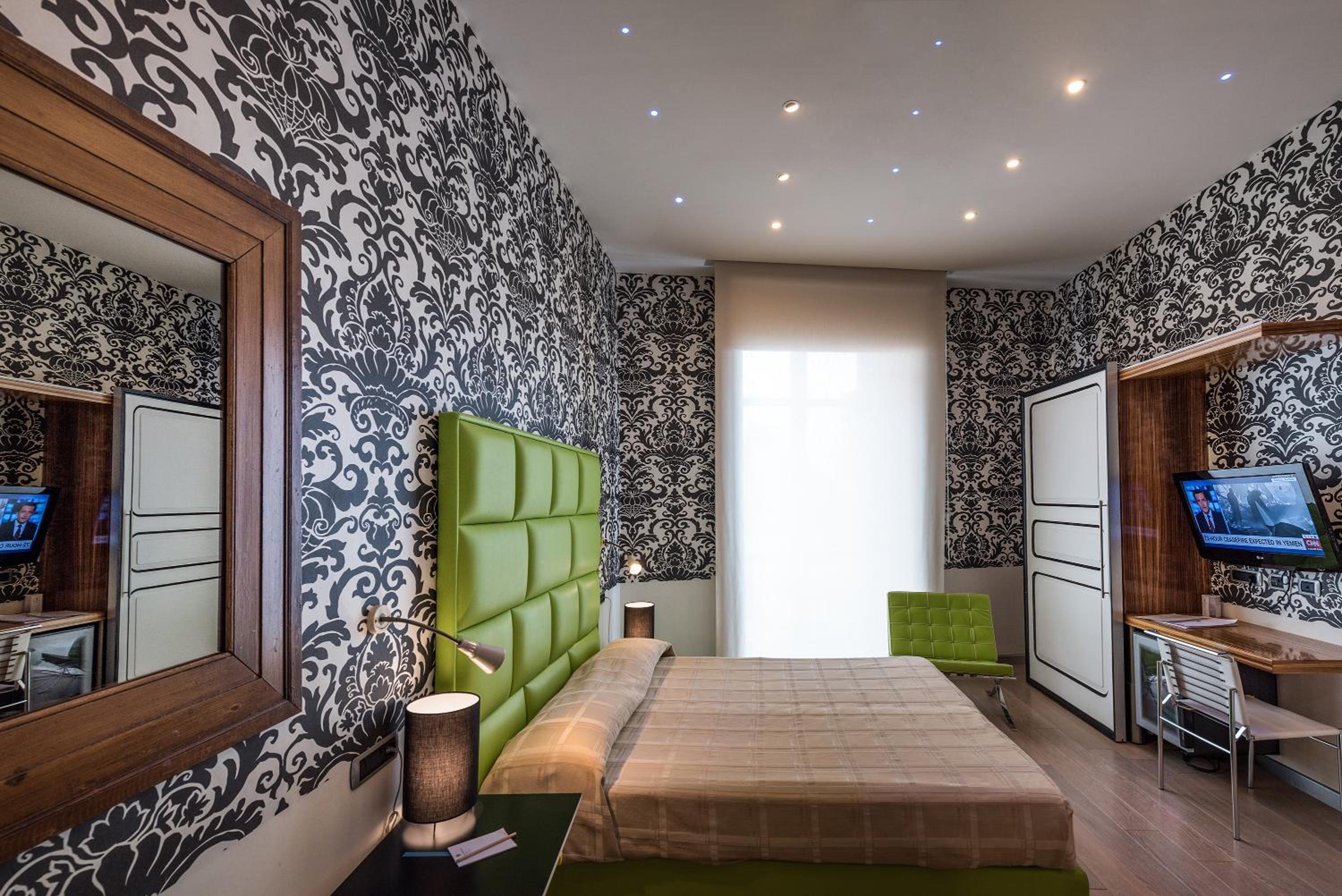 Classic Double Room with Partial Sea View and Spa Bath - Photo 12