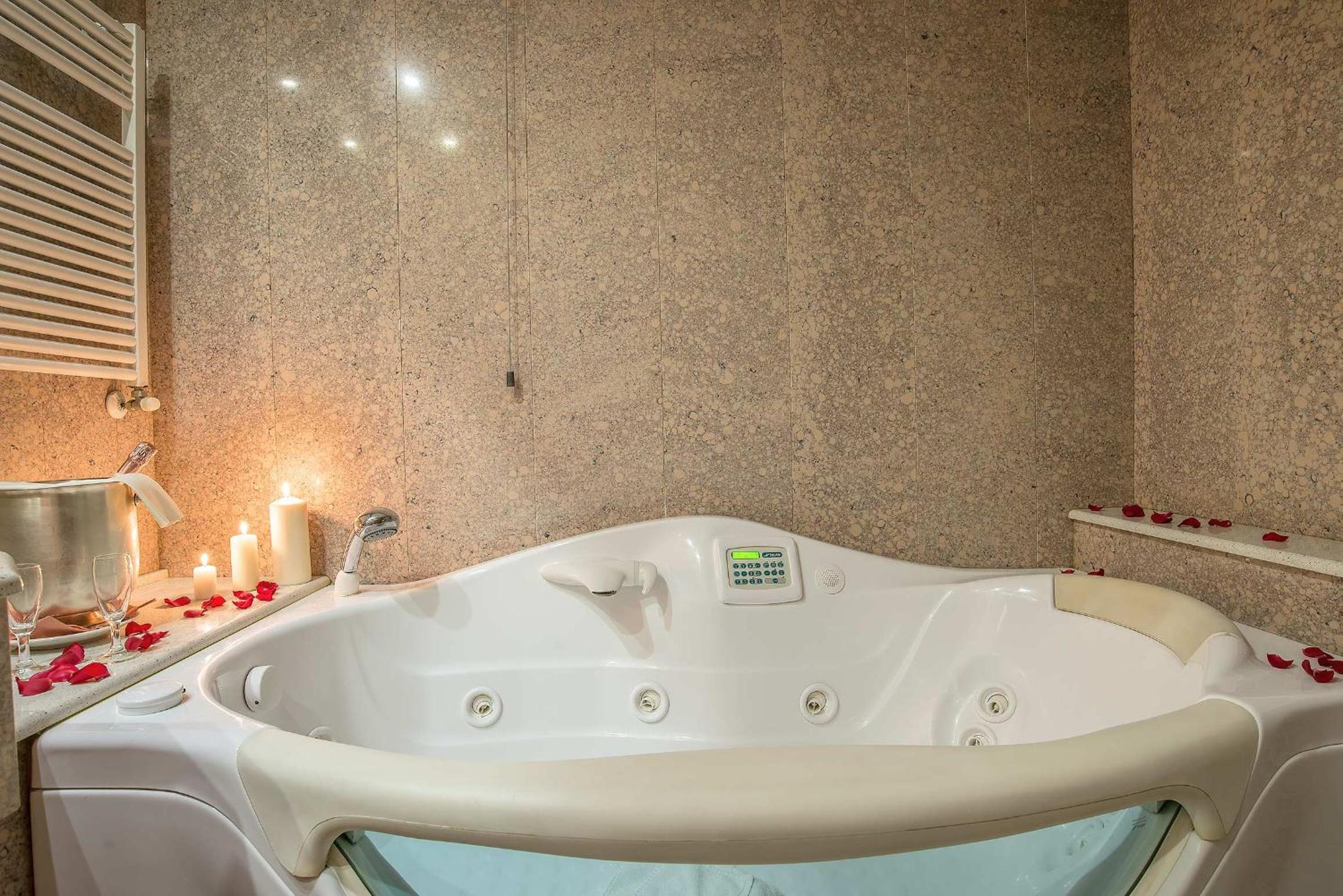 Suite with Hot Tub photo 2