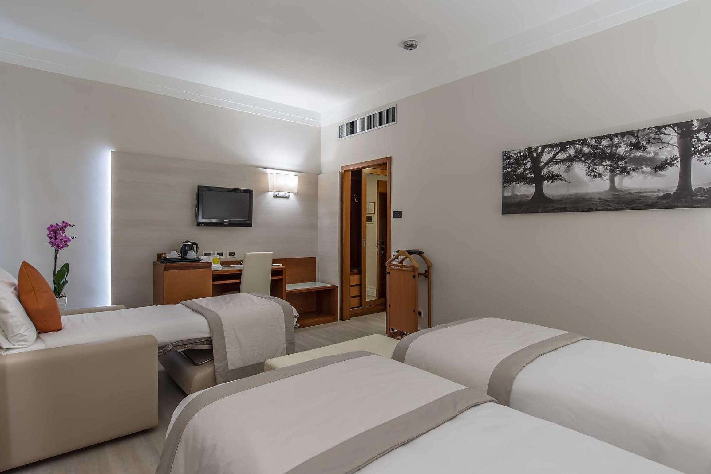 Superior Triple Room photo 3