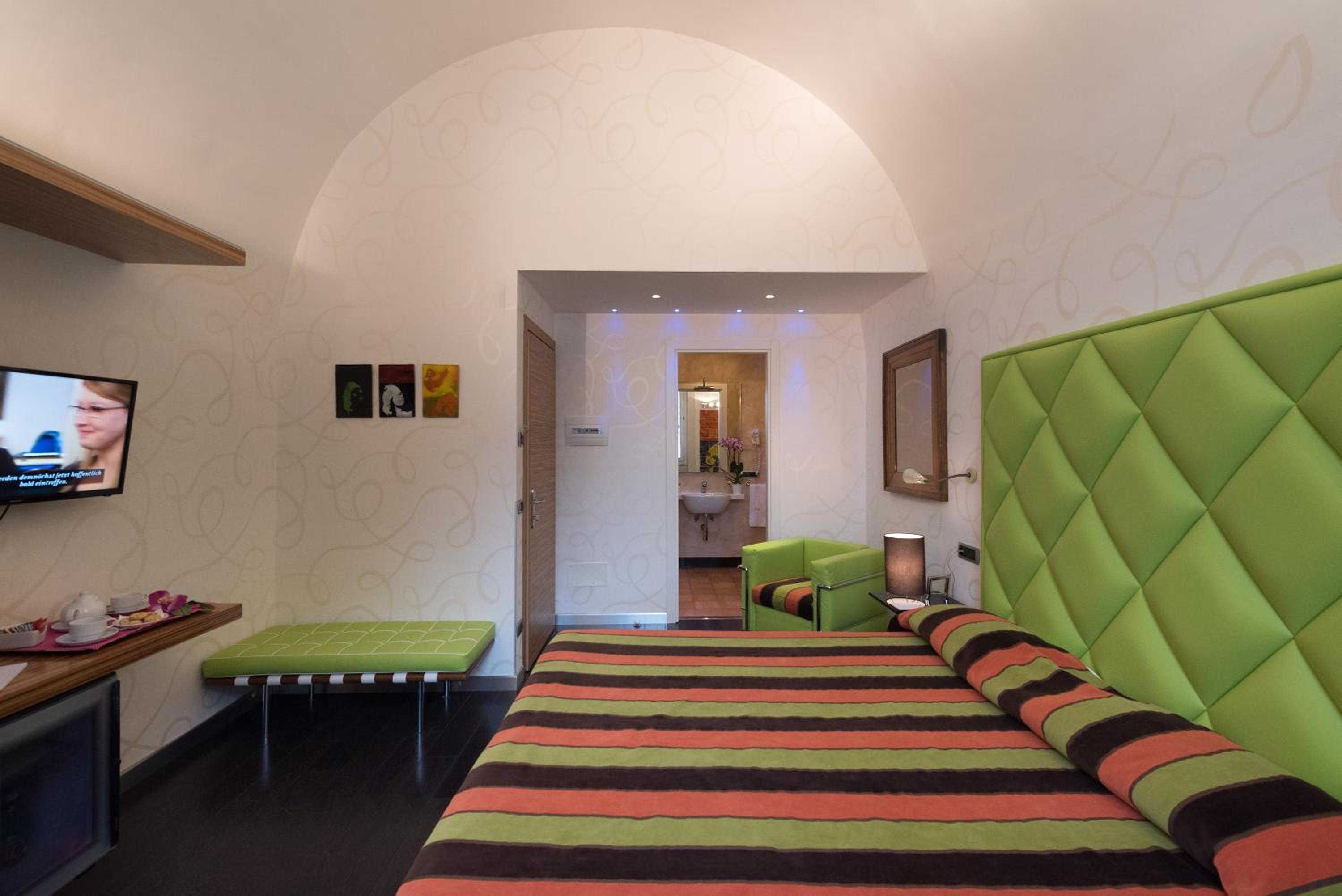 Classic Double Room with Partial Sea View and Spa Bath - Photo 2