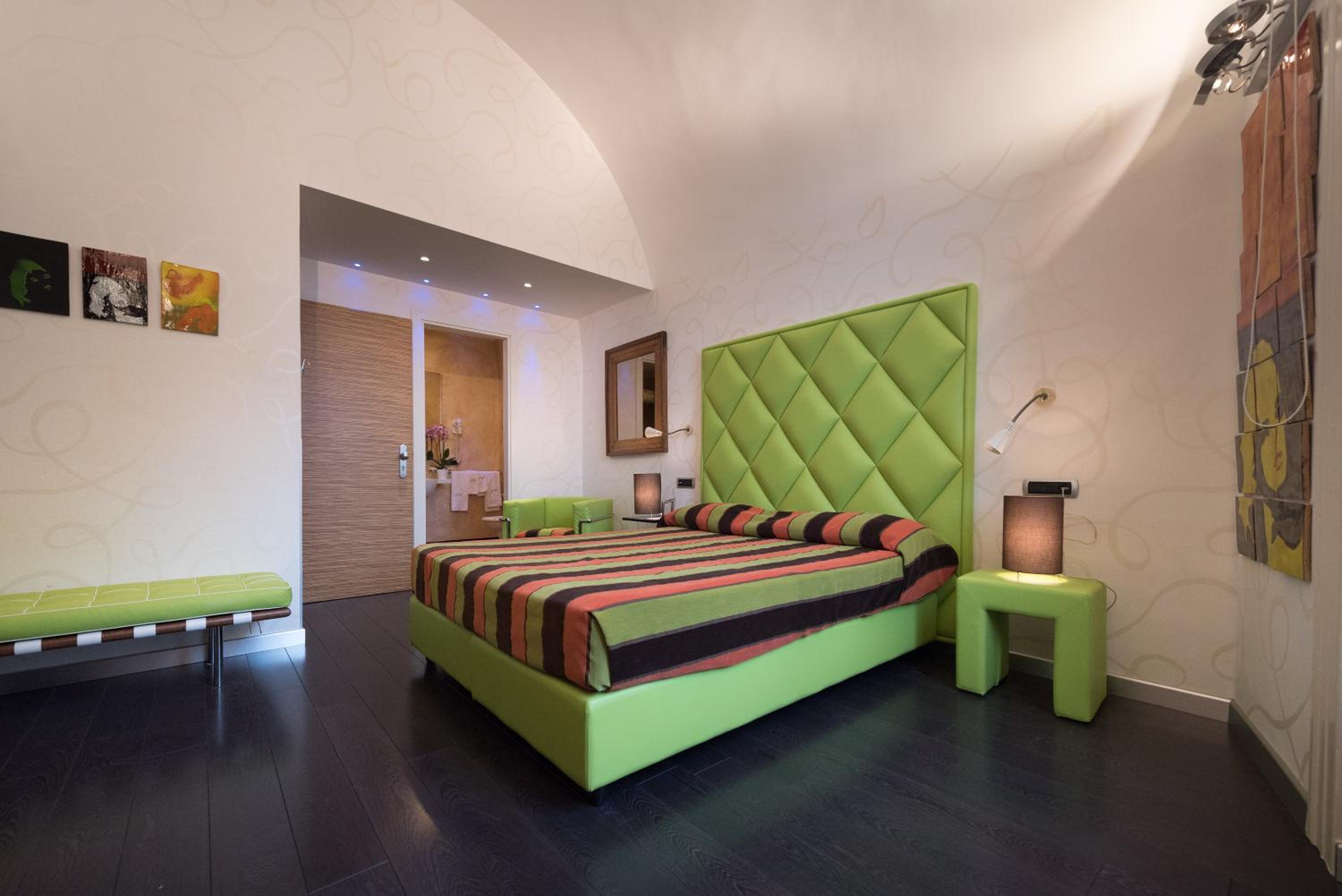 Classic Double Room with Partial Sea View and Spa Bath - Photo 15