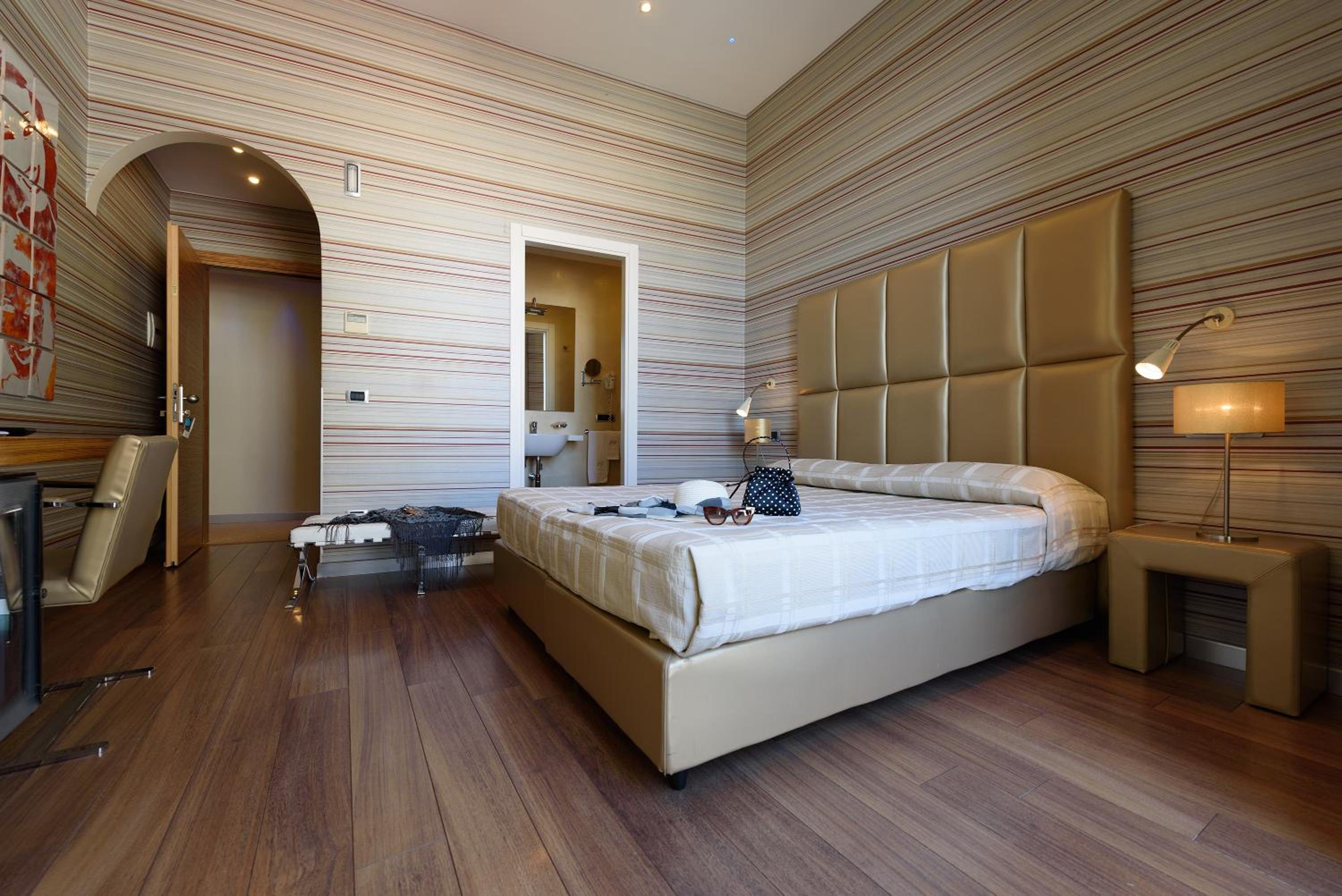 Classic Double Room with Partial Sea View and Spa Bath - Photo 16