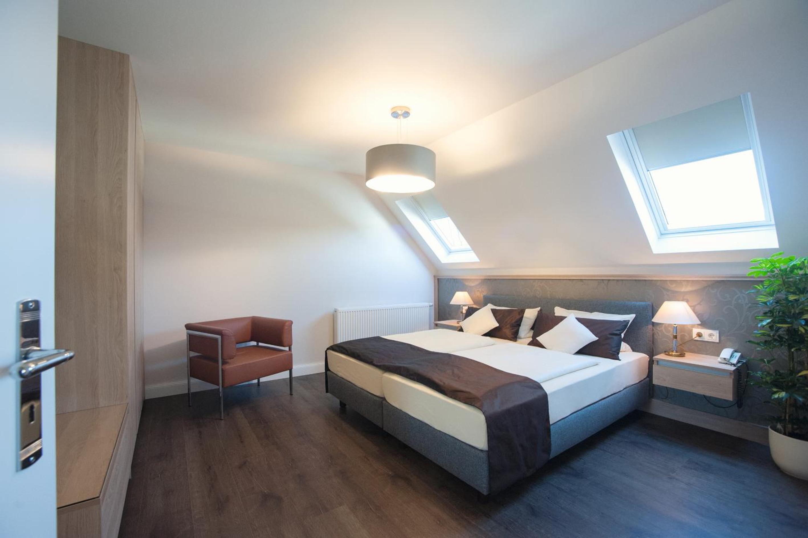 Junior Suite with Balcony - Photo 3