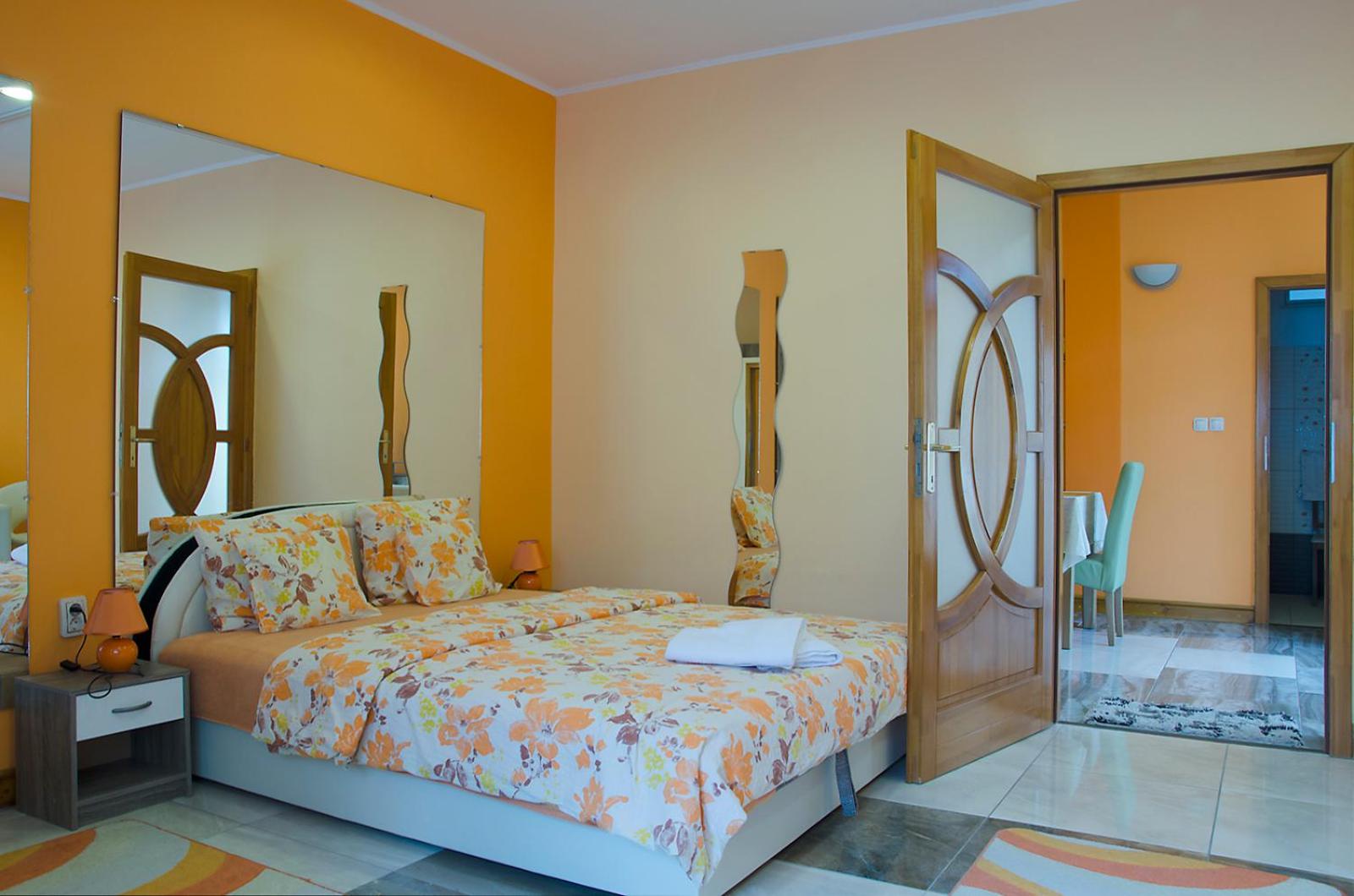 Two-Bedroom Ground Floor Apartment with Street View - Photo 4