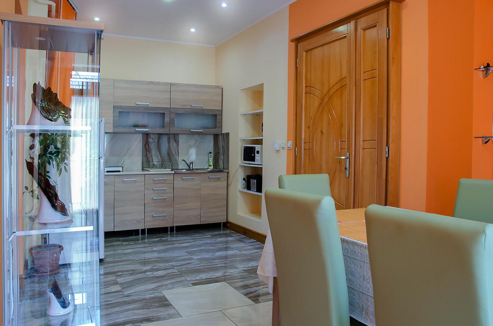 Two-Bedroom Ground Floor Apartment with Street View - Photo 5