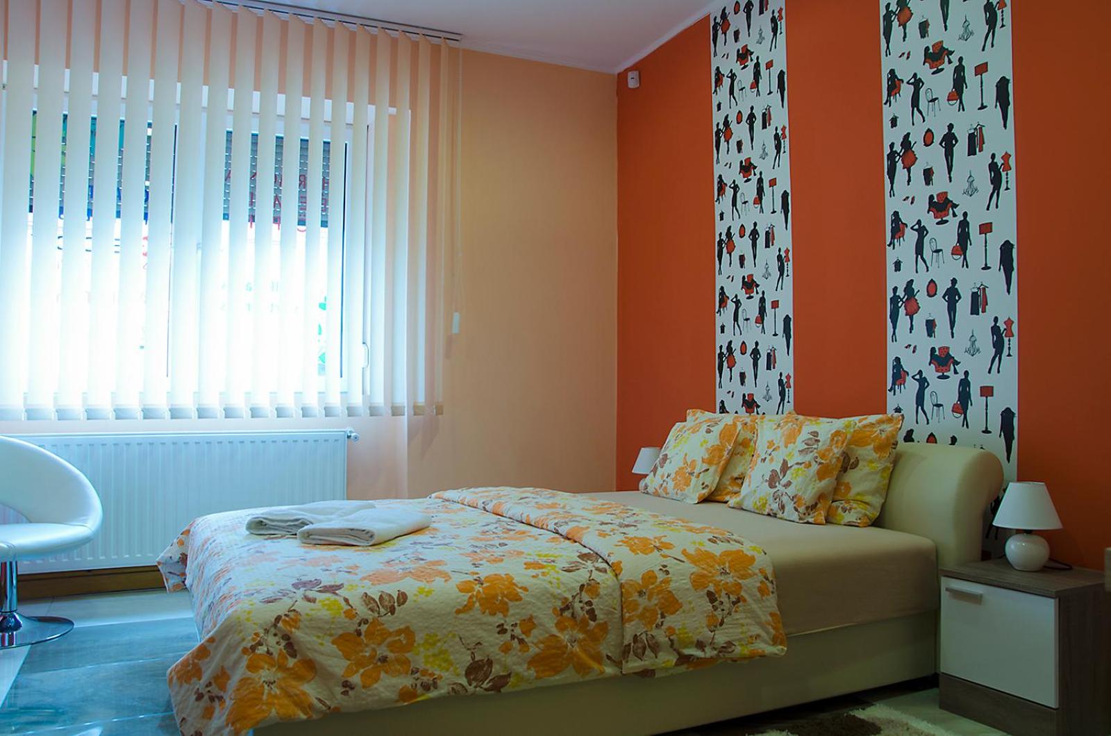 Two-Bedroom Ground Floor Apartment with Street View - Photo 9