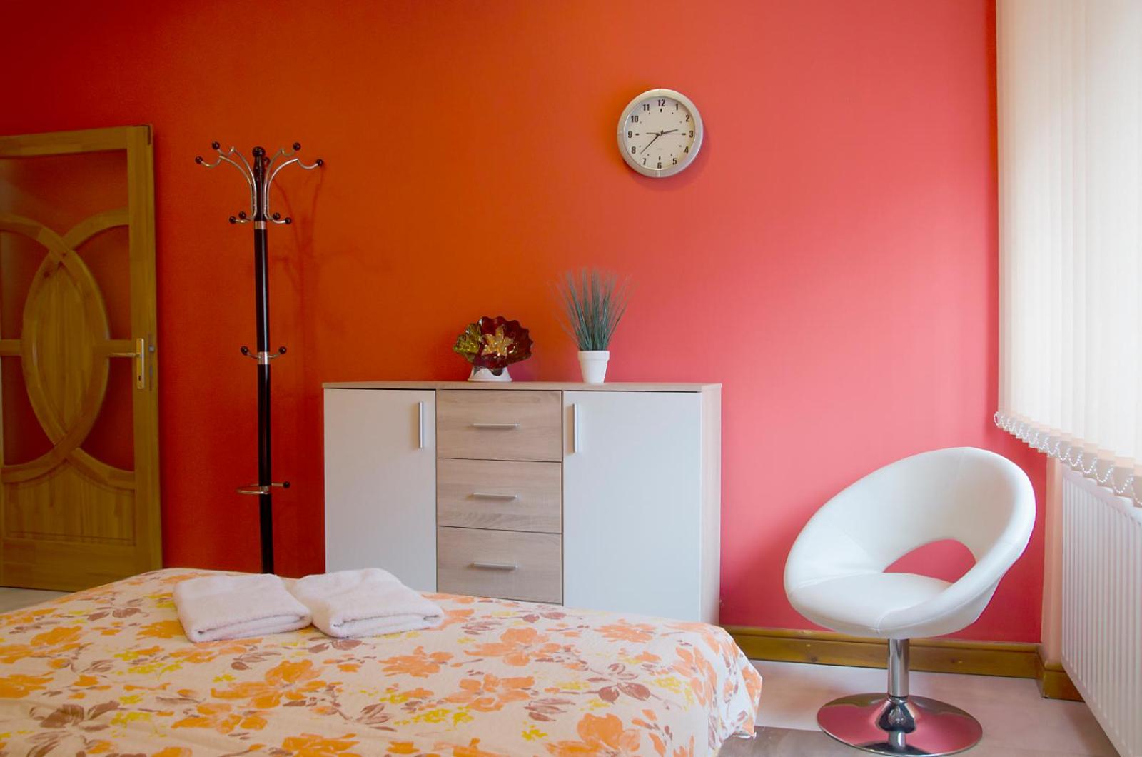 Two-Bedroom Ground Floor Apartment with Street View - Photo 1