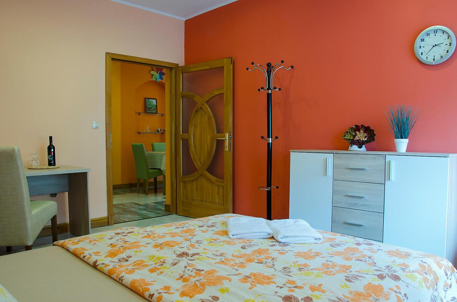 Two-Bedroom Ground Floor Apartment with Street View - Photo 2