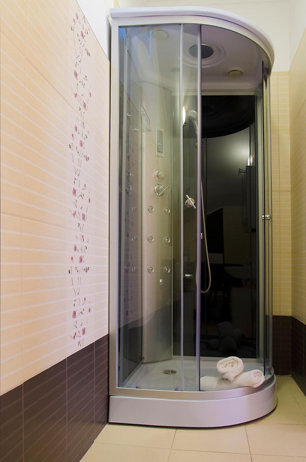 Two-Bedroom Ground Floor Apartment with Street View - Photo 7