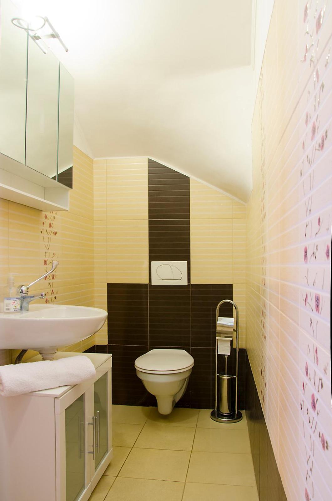 Two-Bedroom Ground Floor Apartment with Street View - Photo 8