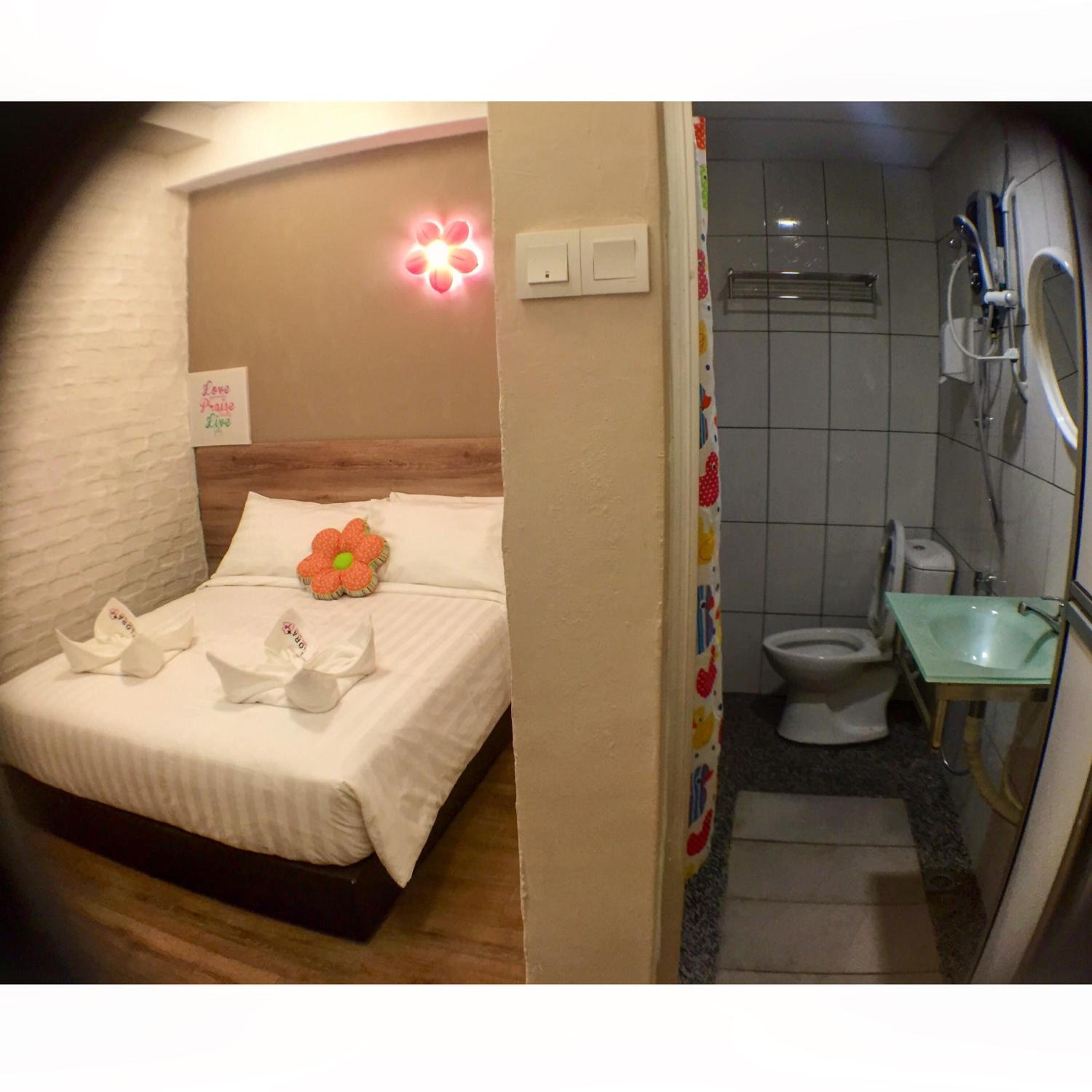 Standard Queen Room - Photo 7