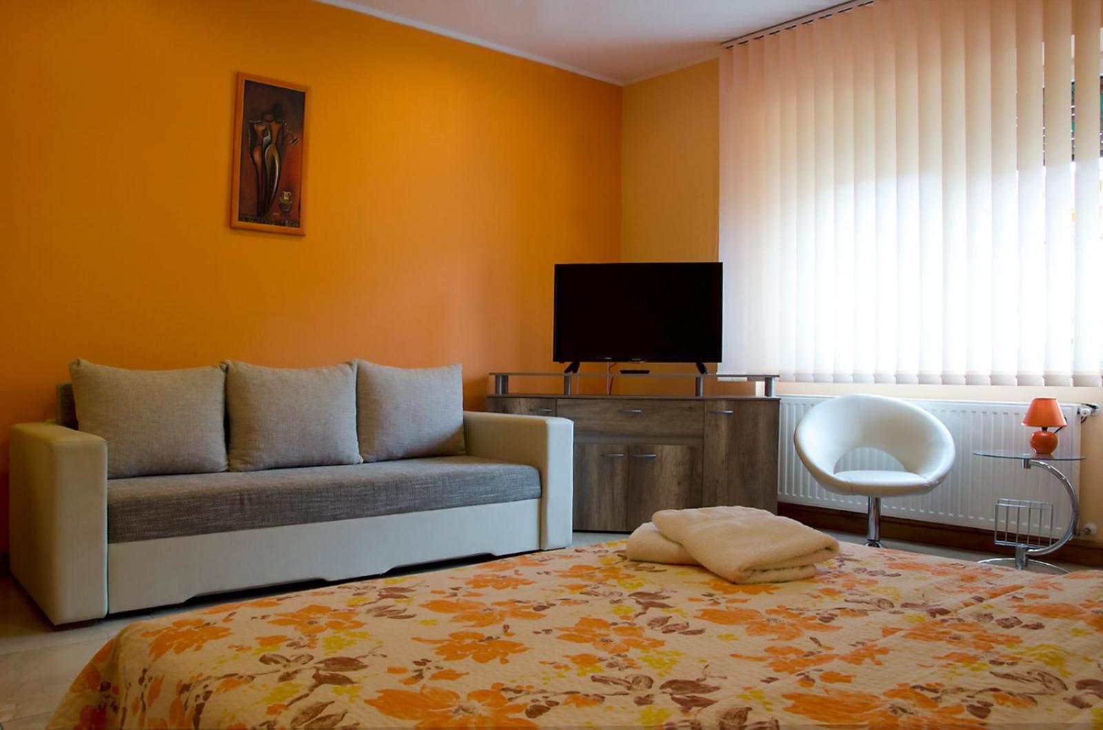 Two-Bedroom Ground Floor Apartment with Street View - Photo 3