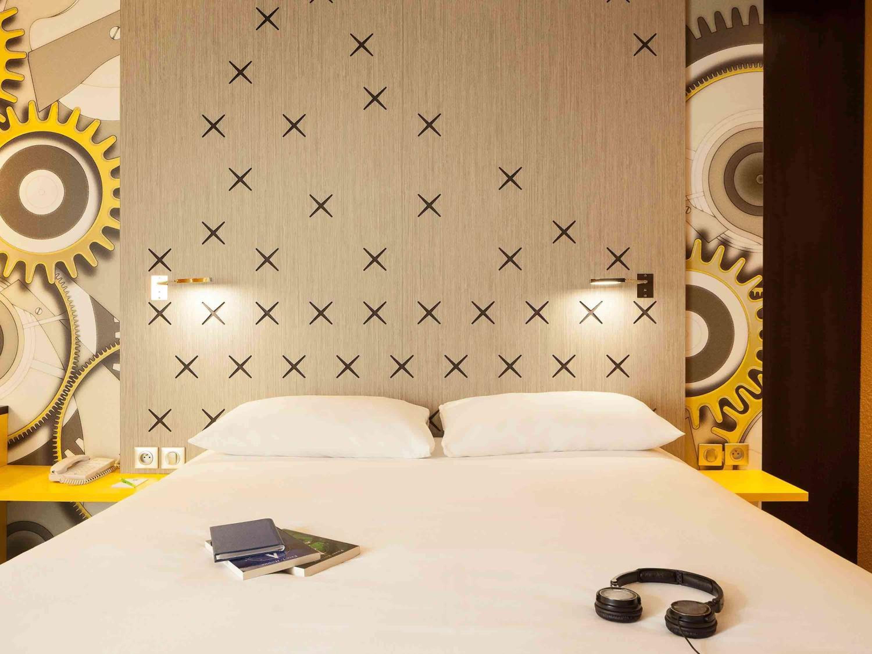 Standard Suite with 1 Double Bed and 2 Single Beds - Photo 2