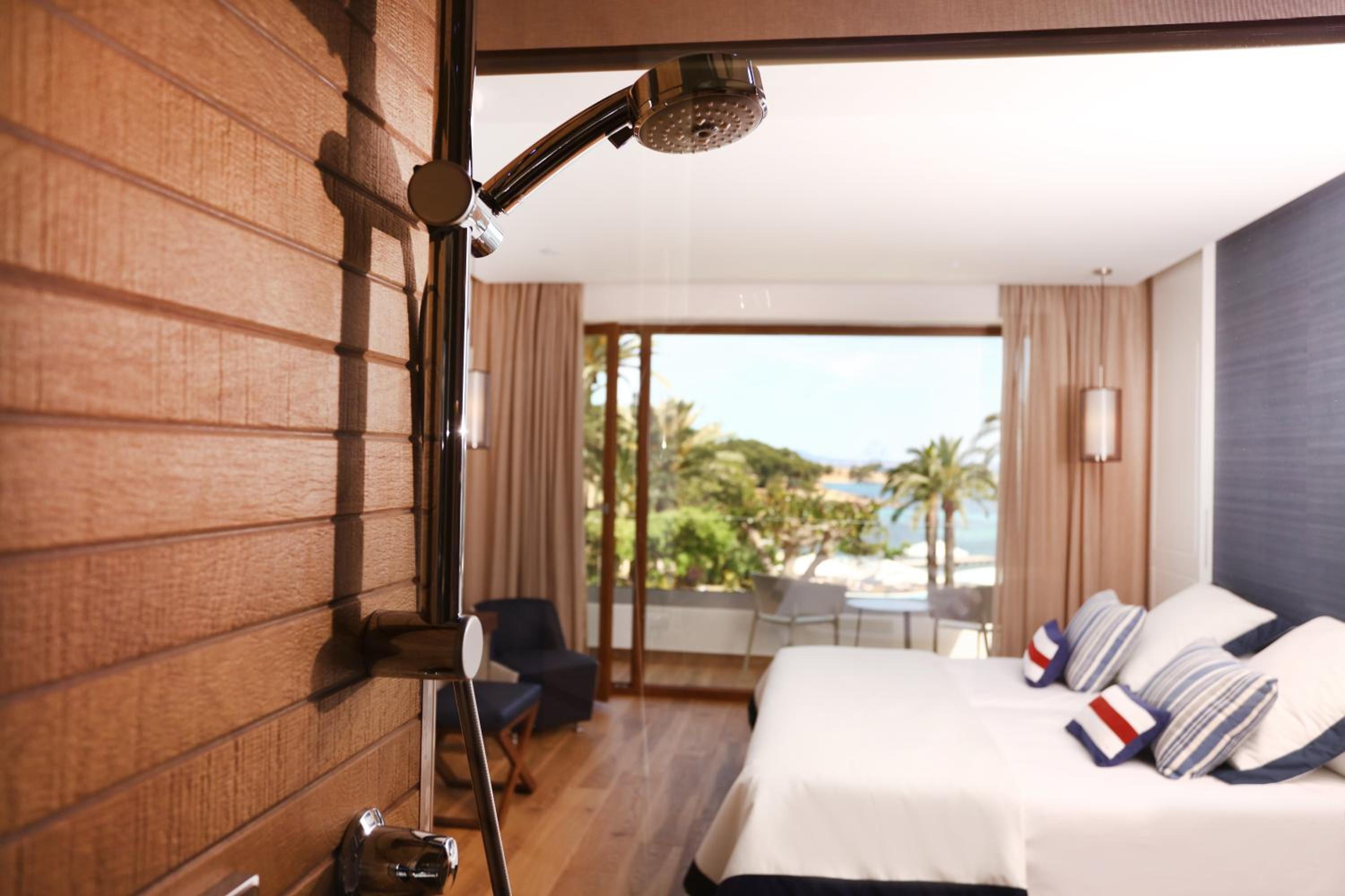 Premium Double Room with Sea View thumbnail 5