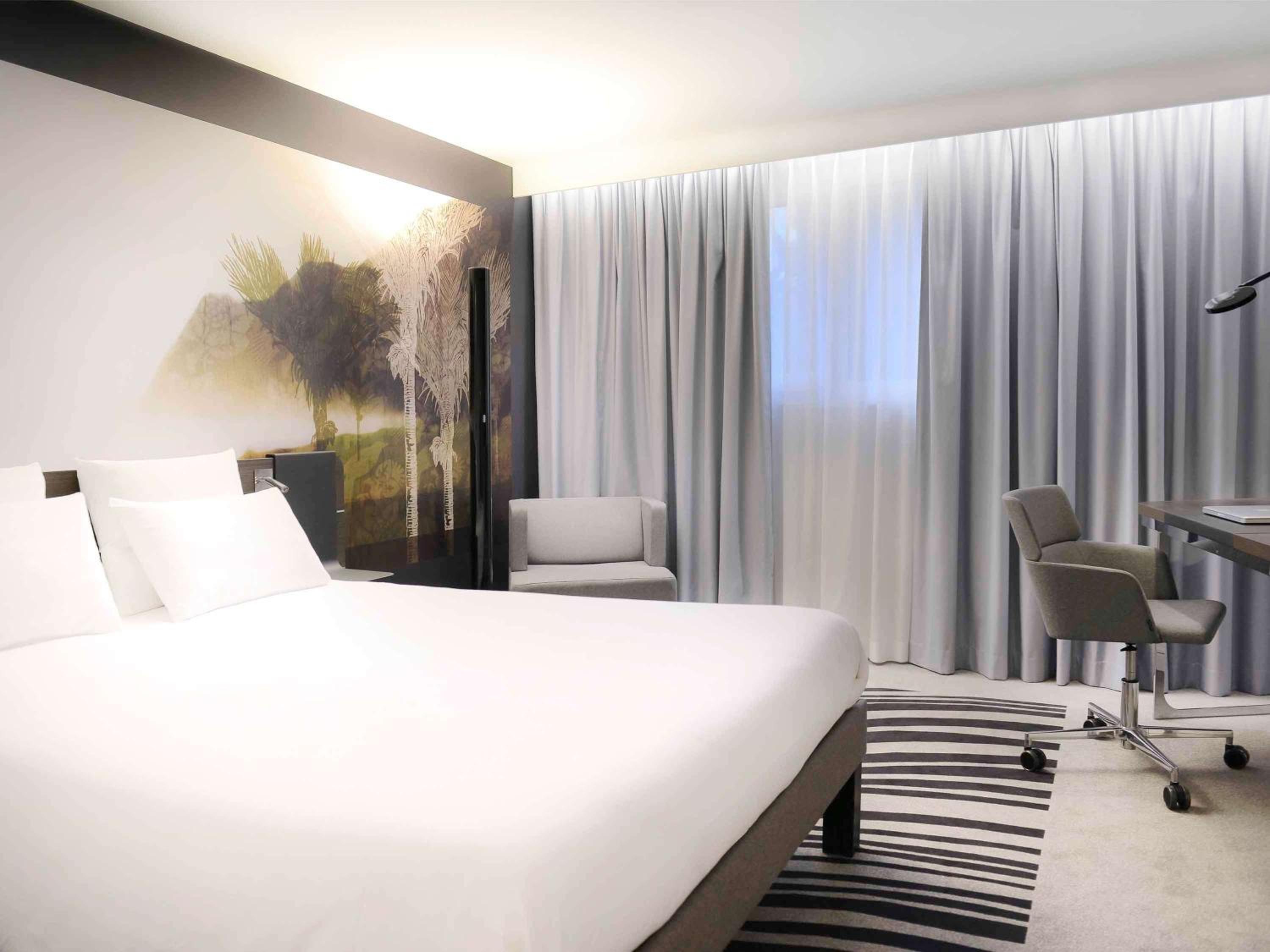 Executive Queen Room with Single Sofa Bed - Photo 1