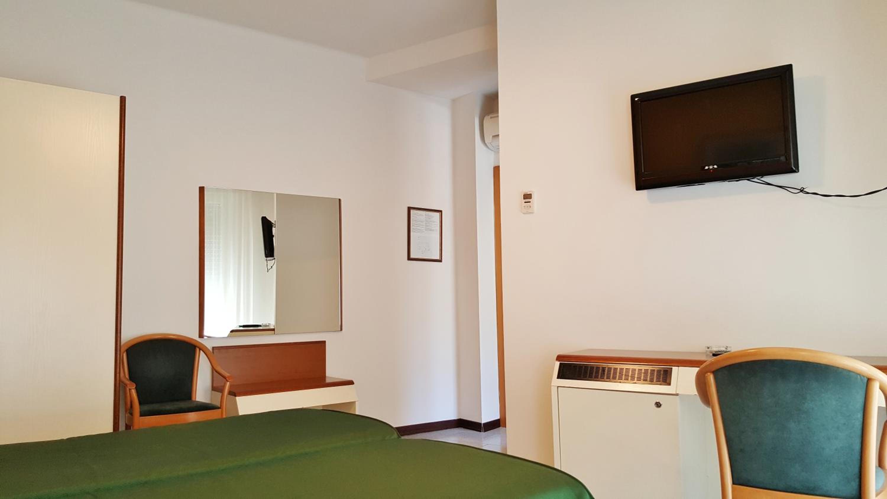 Twin Room - Photo 2