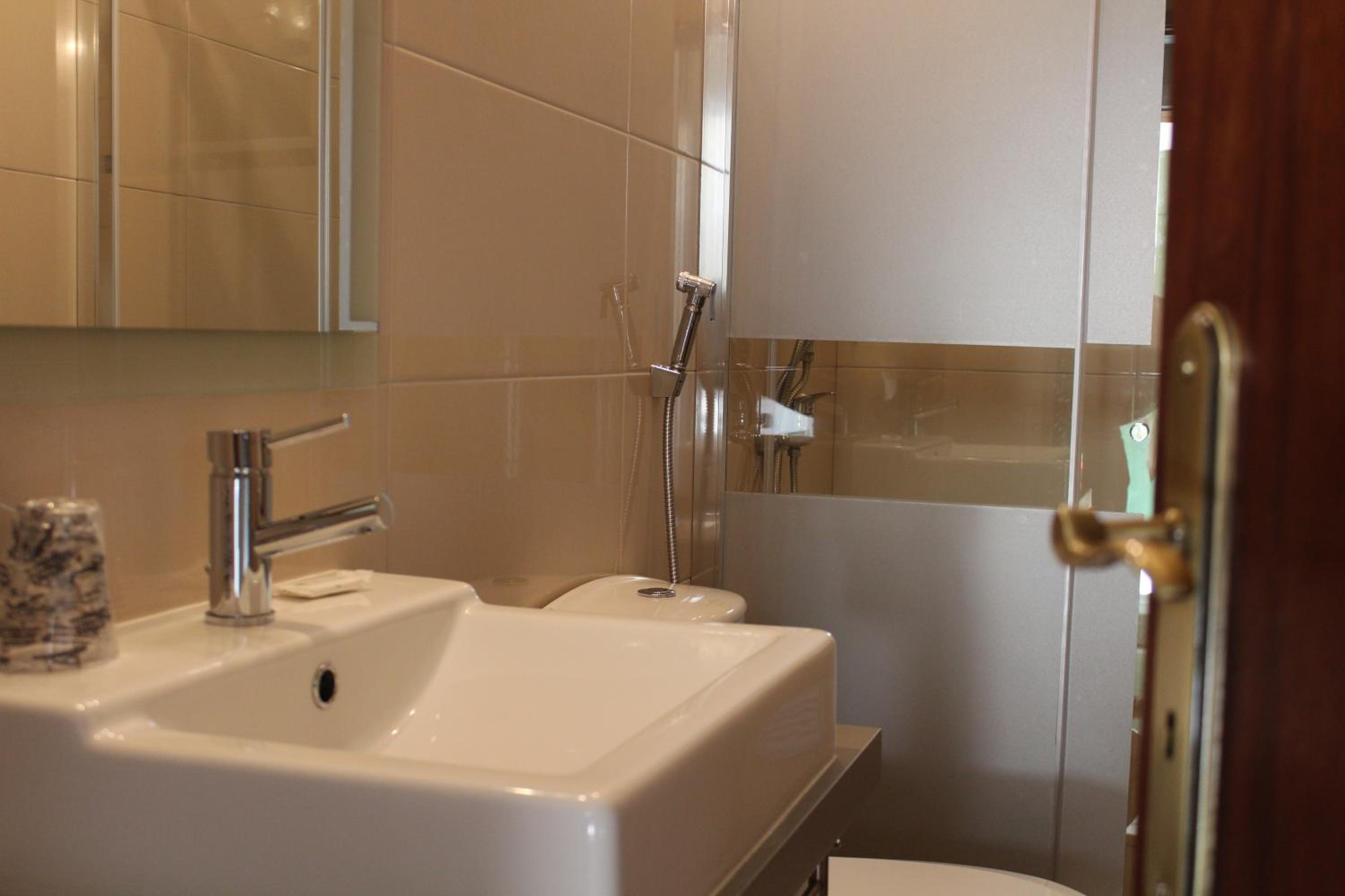 Double Room with Private Bathroom - Photo 8