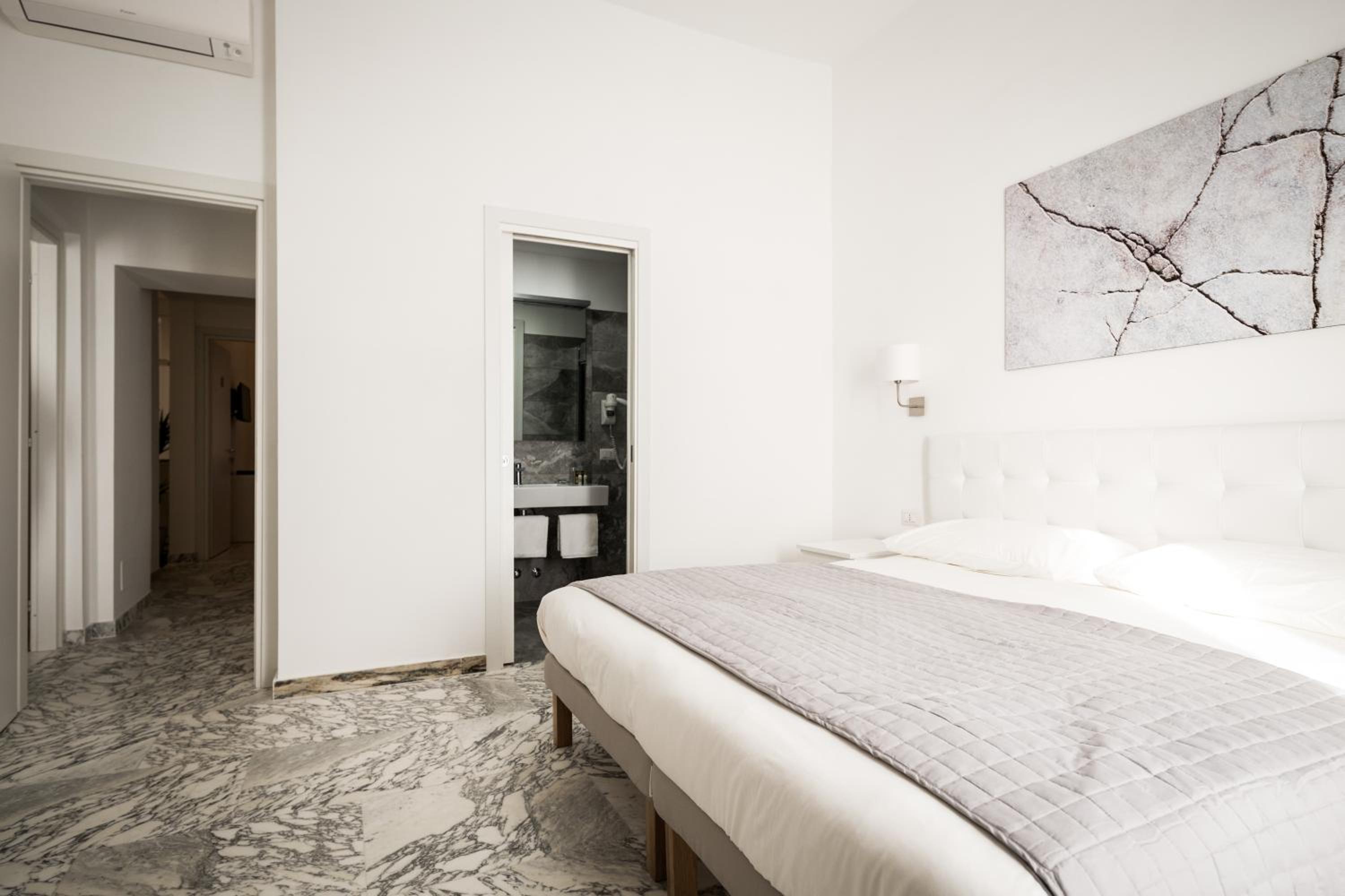 Double or Twin Room with City View photo 3