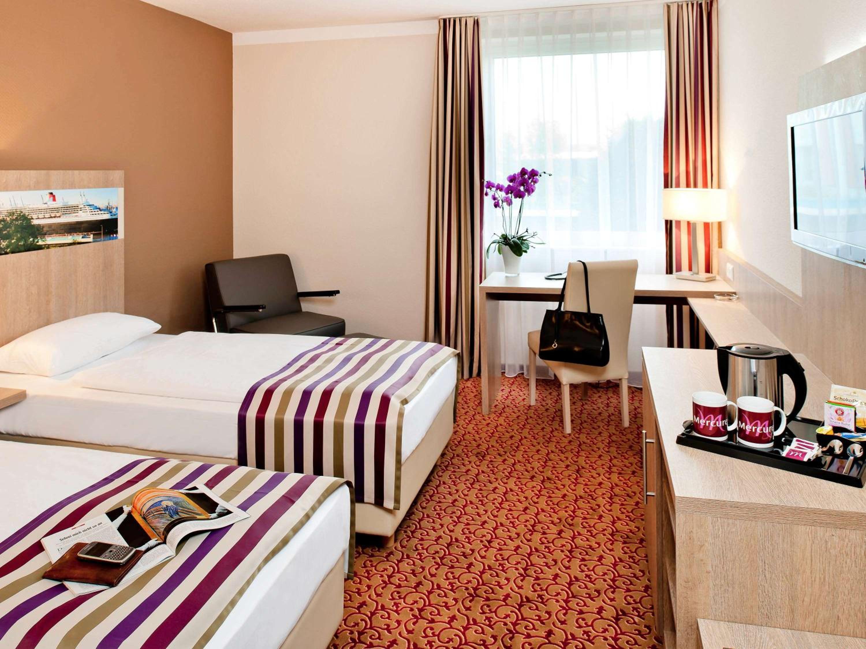Standard Twin Room with Street View - Photo 3