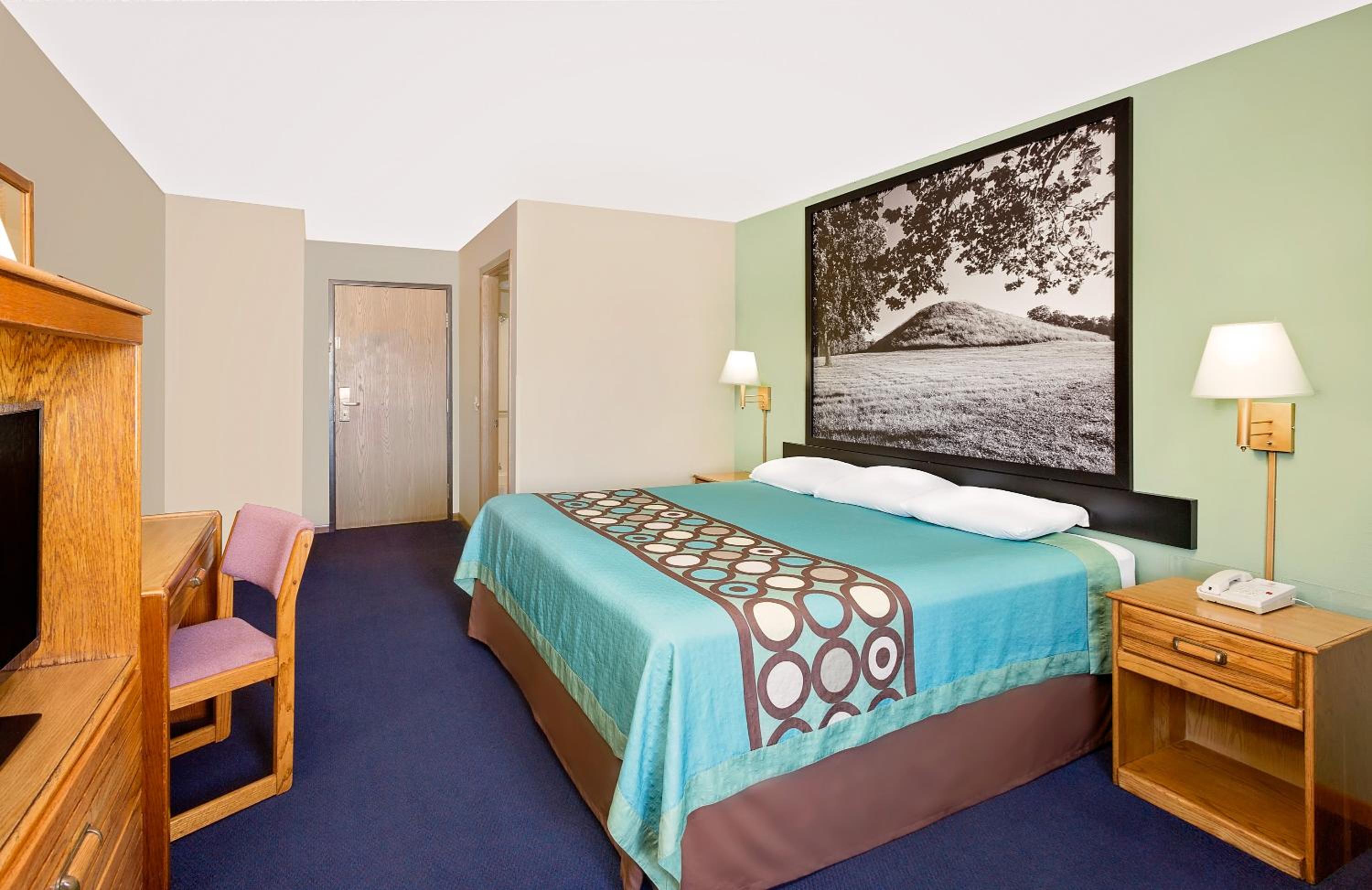 King Room - Non-Smoking - Photo 3