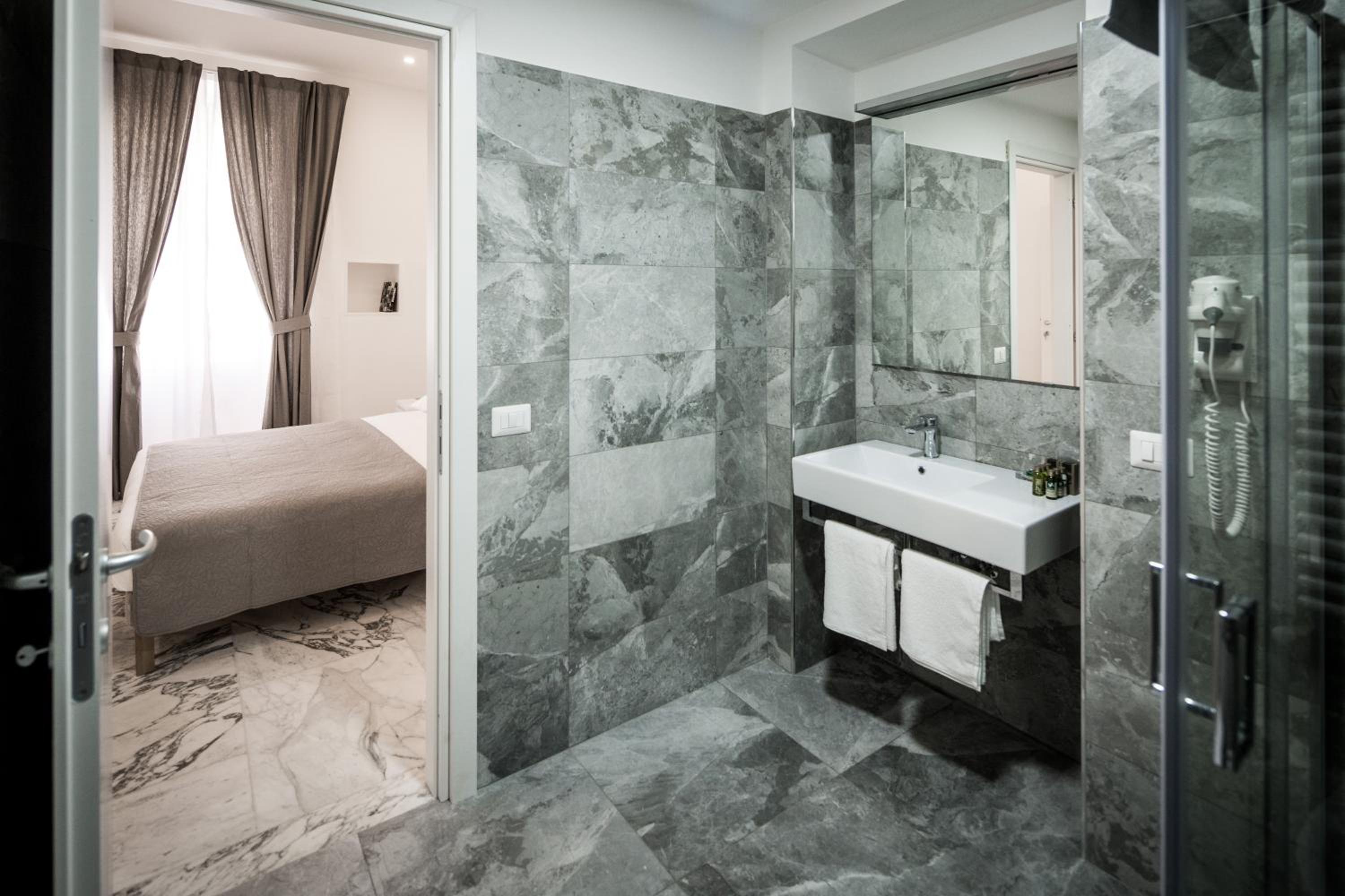 Double or Twin Room with Private Bathroom photo 2