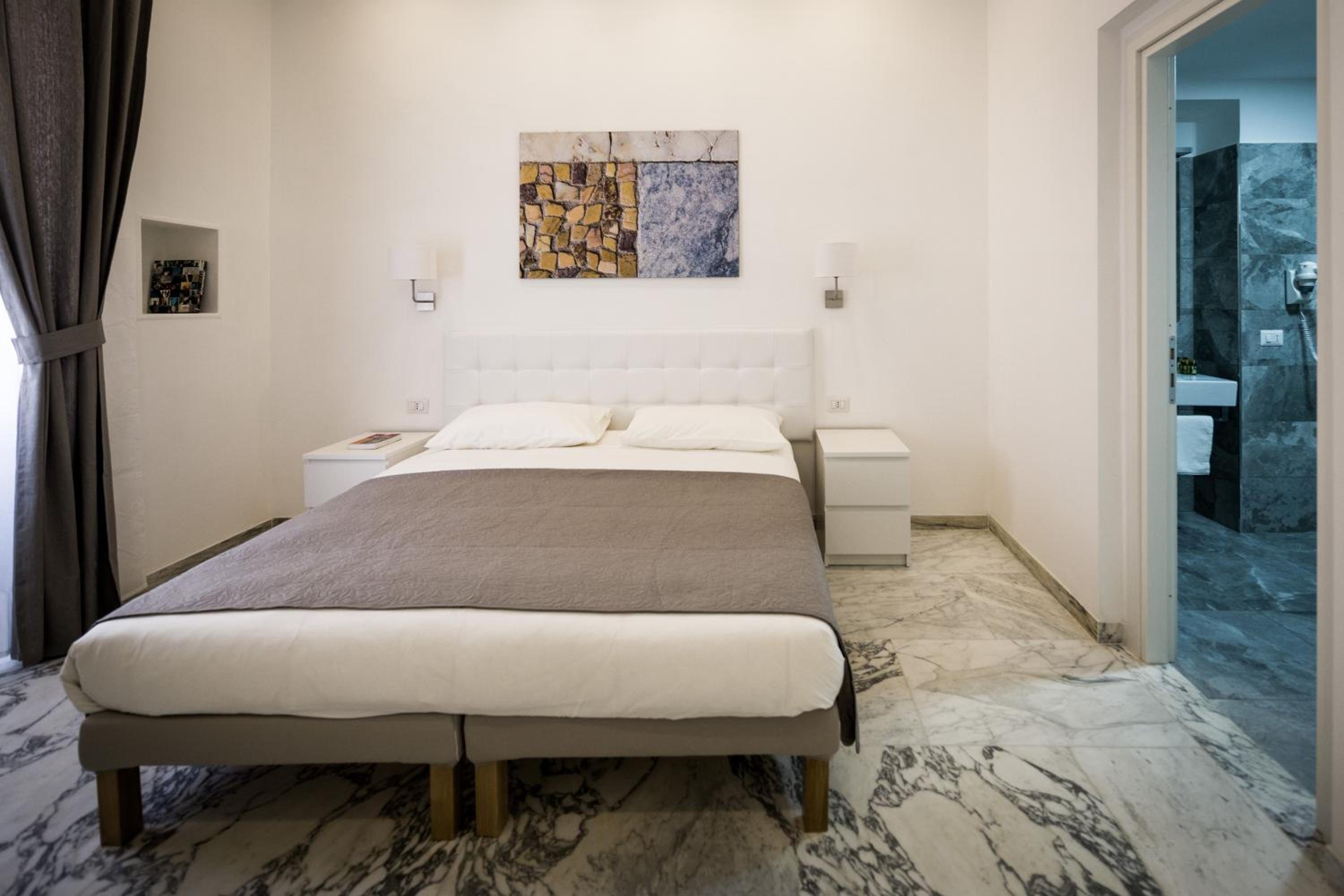 Double or Twin Room with Private Bathroom photo 3