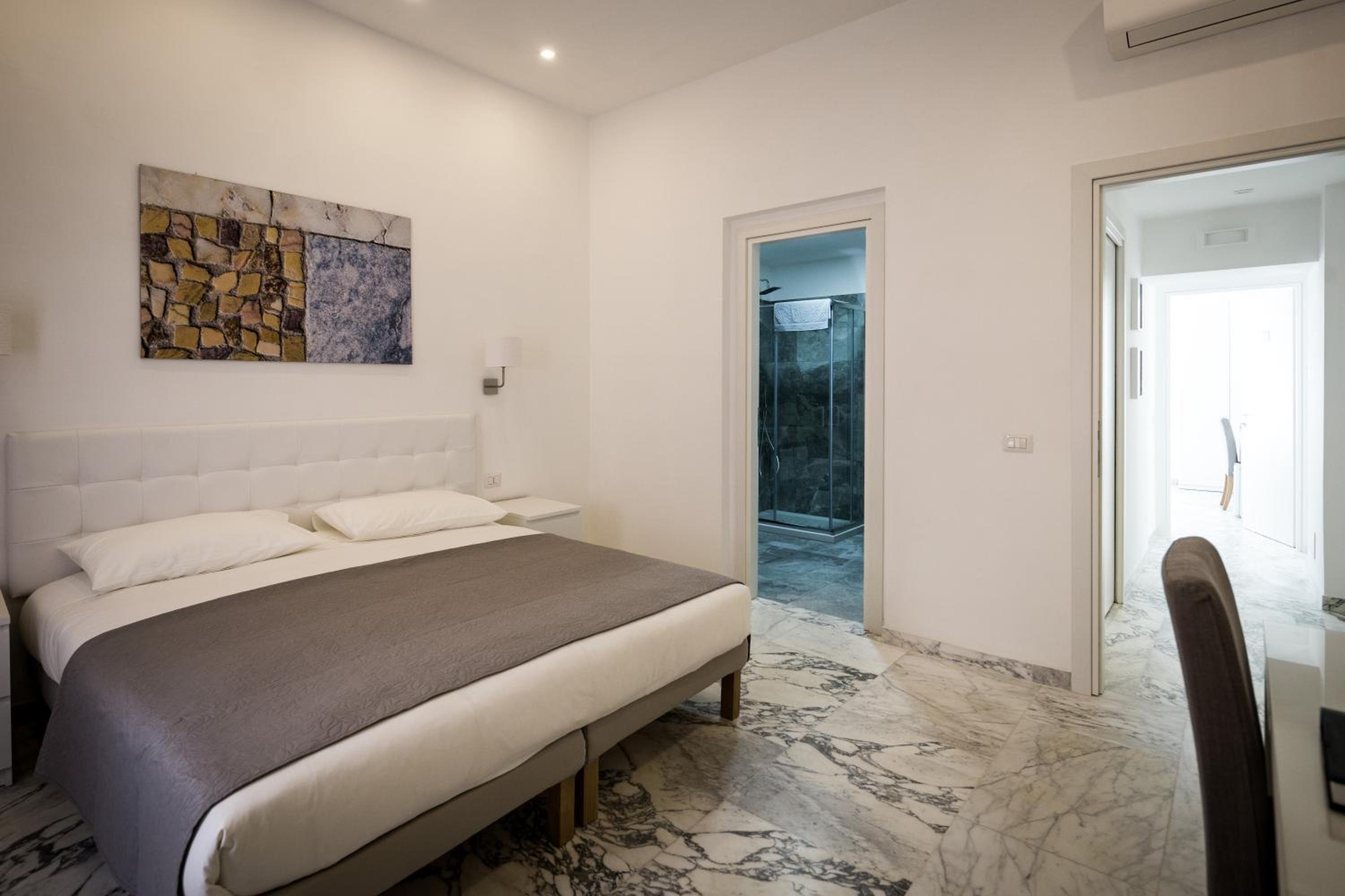 Double or Twin Room with Private Bathroom photo 2