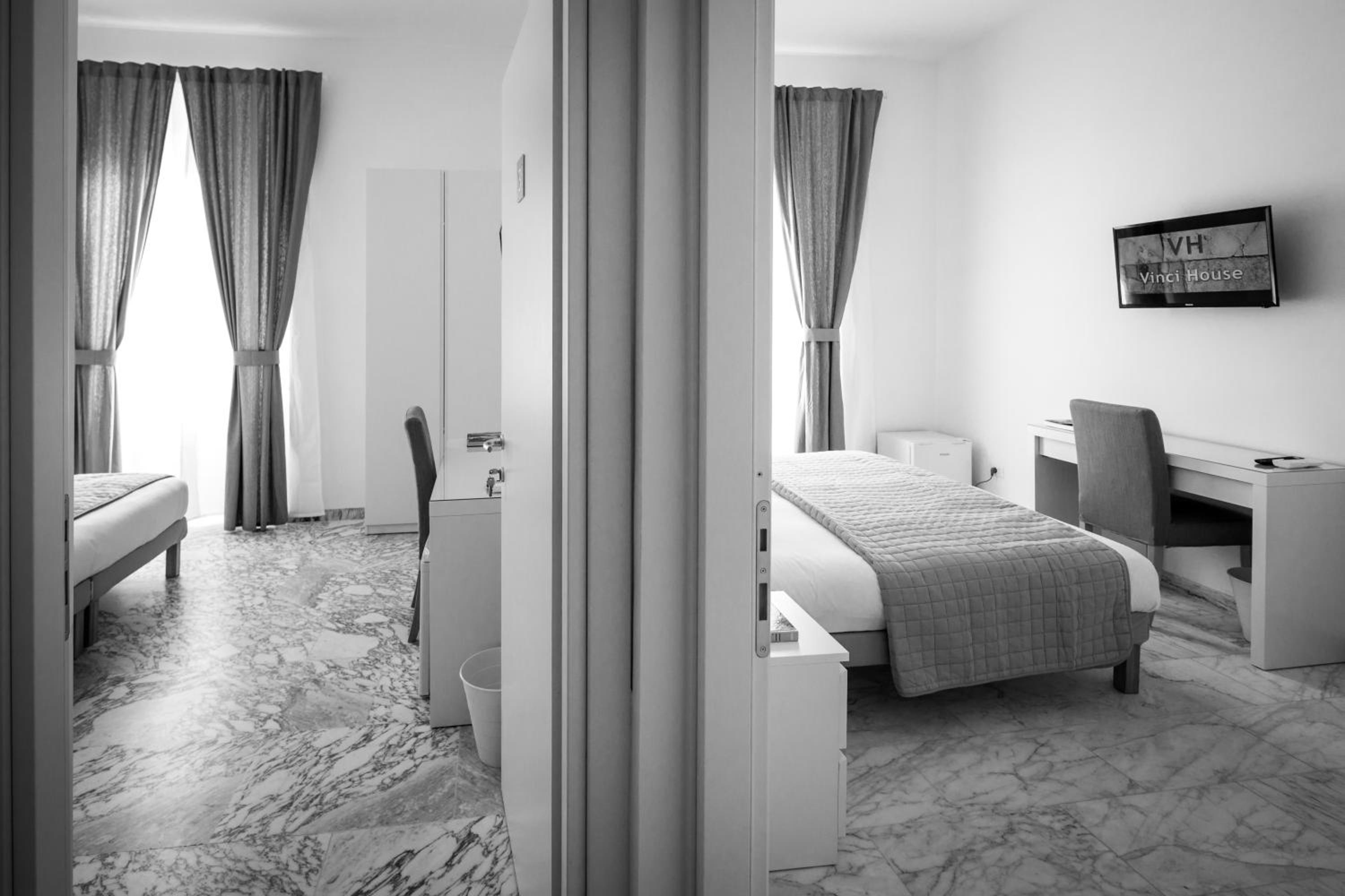 Double or Twin Room with City View photo 3