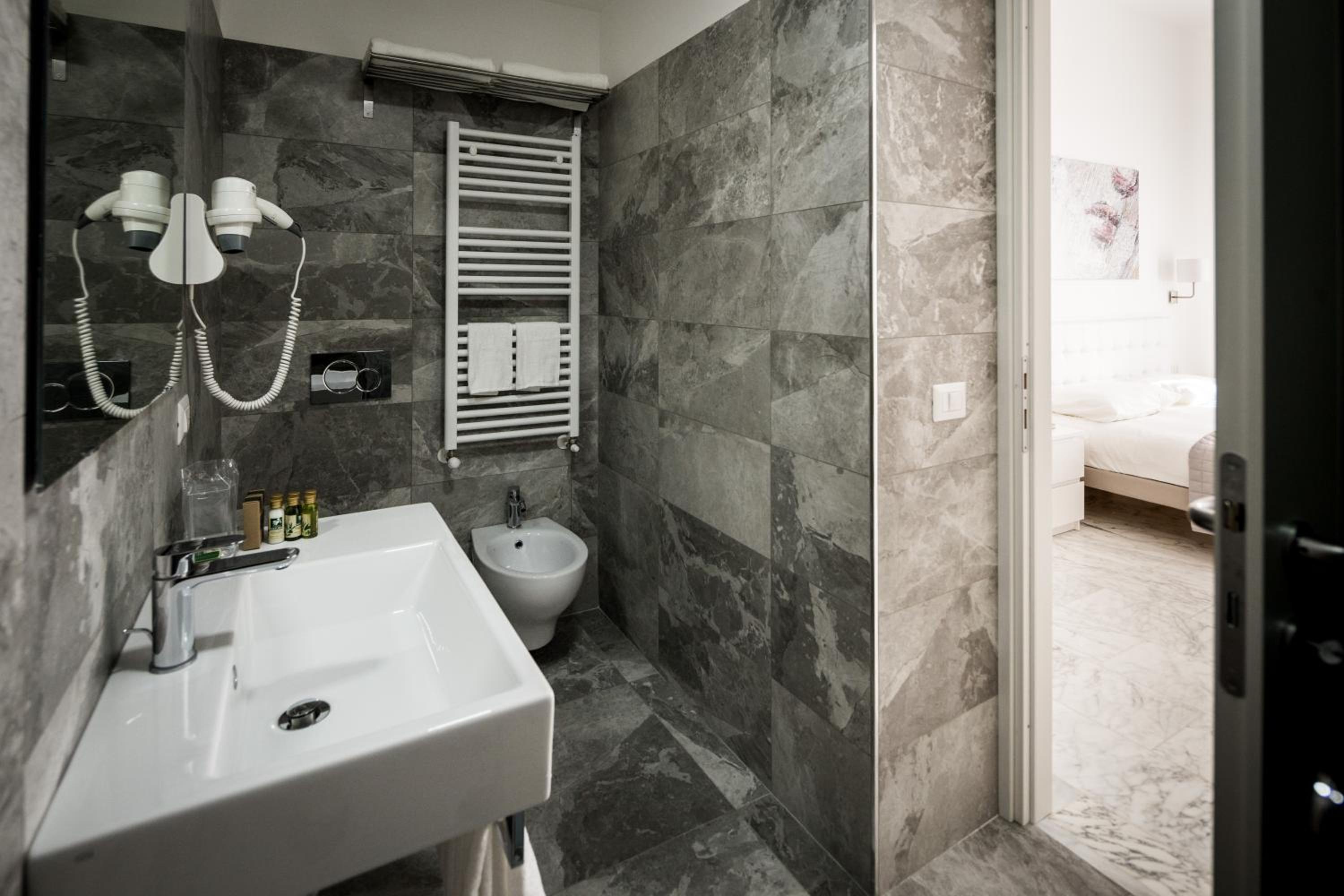 Double or Twin Room with City View photo 3