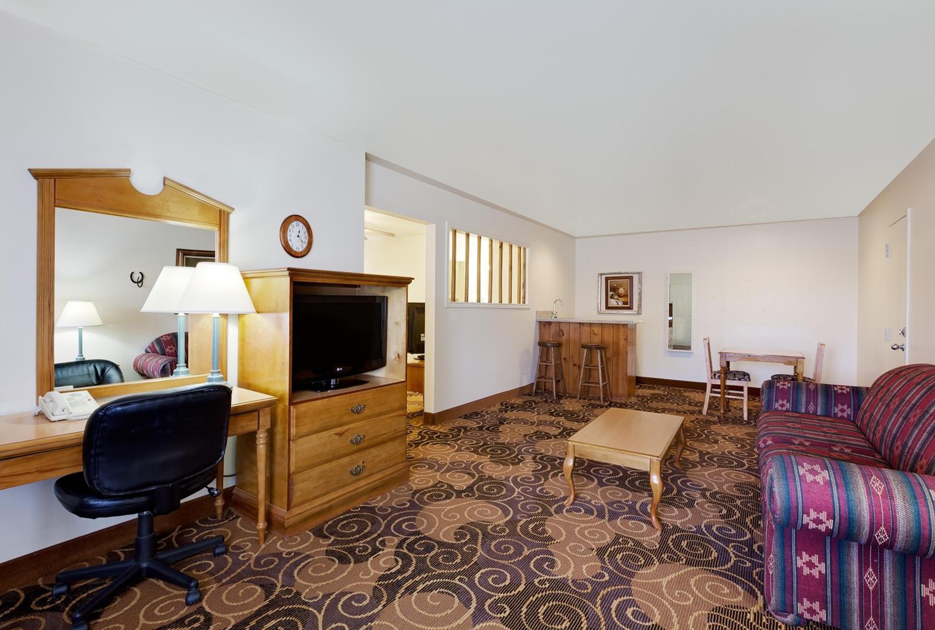One-Bedroom King Suite - Non-Smoking - Photo 3