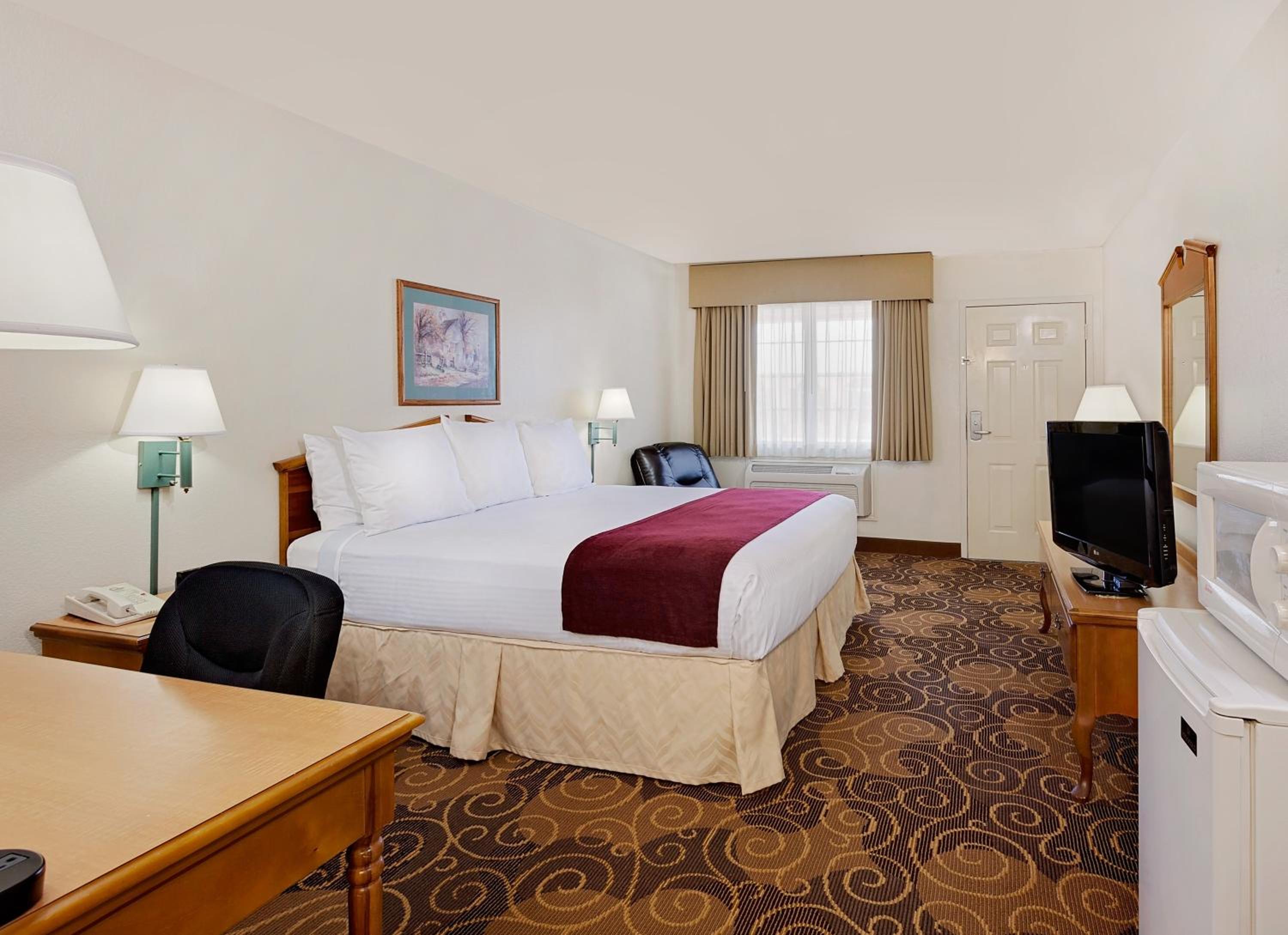 King Room - Non-Smoking - Photo 3