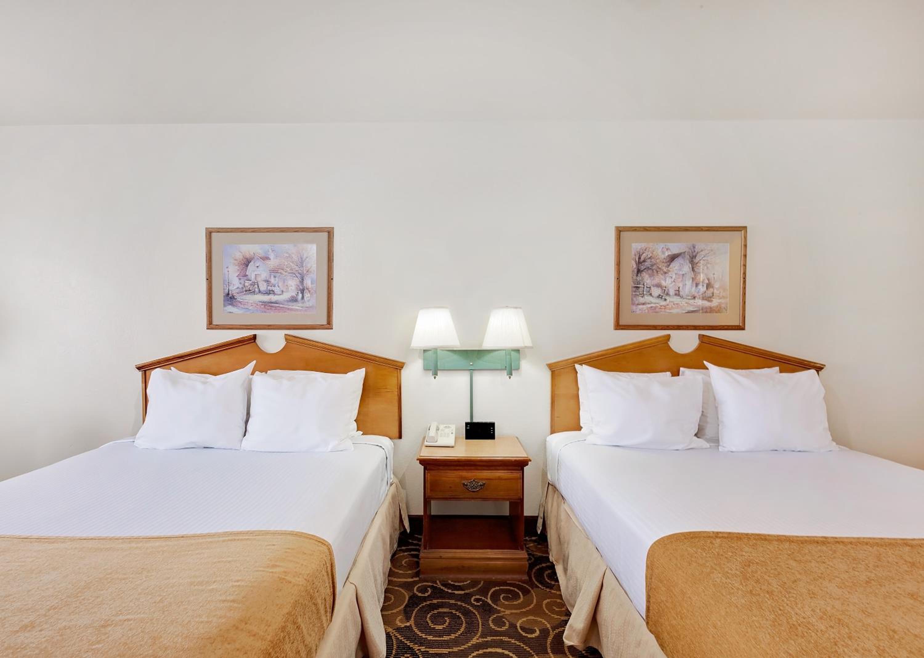 Queen Room with Two Queen Beds - Non-Smoking - Photo 3