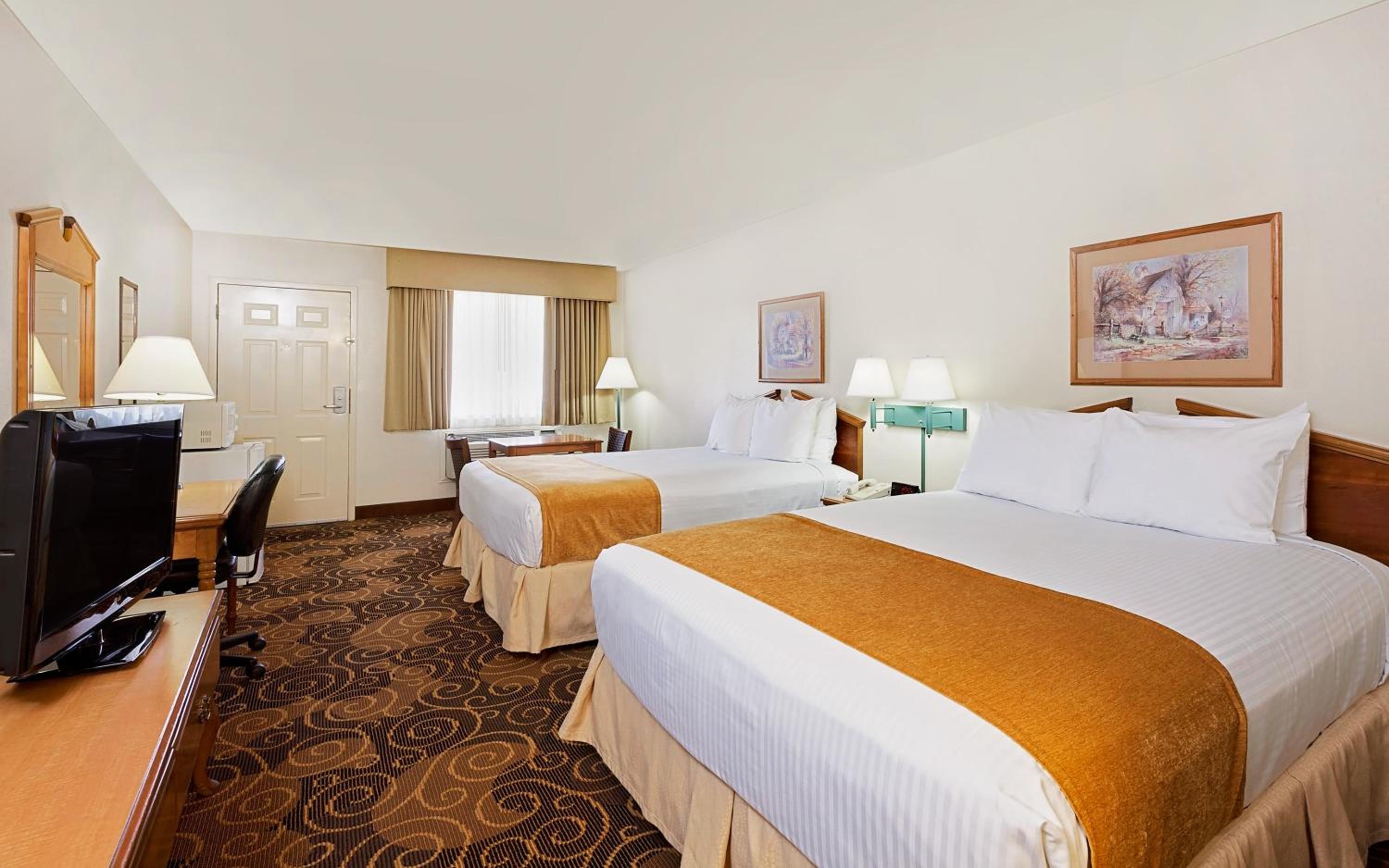 Queen Room with Two Queen Beds - Non-Smoking - Photo 1