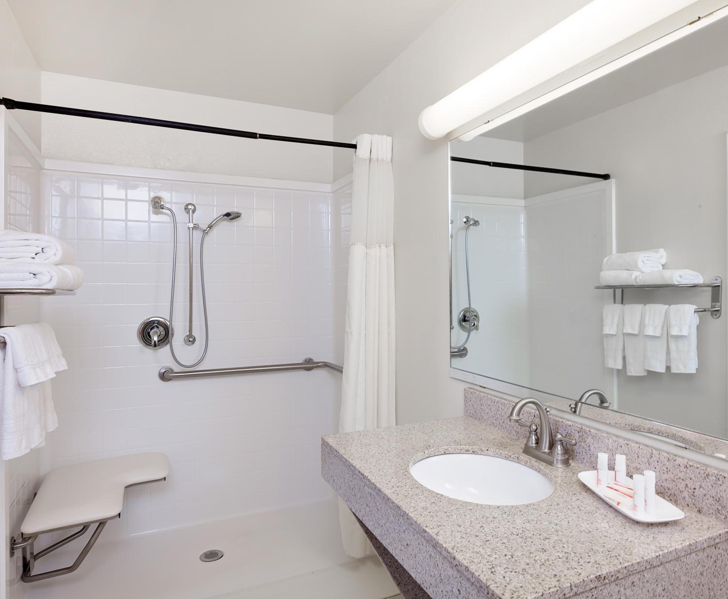 Queen Room with Two Queen Beds and Bath Tub - Mobility/Hearing Accessible - Non-Smoking - Photo 4