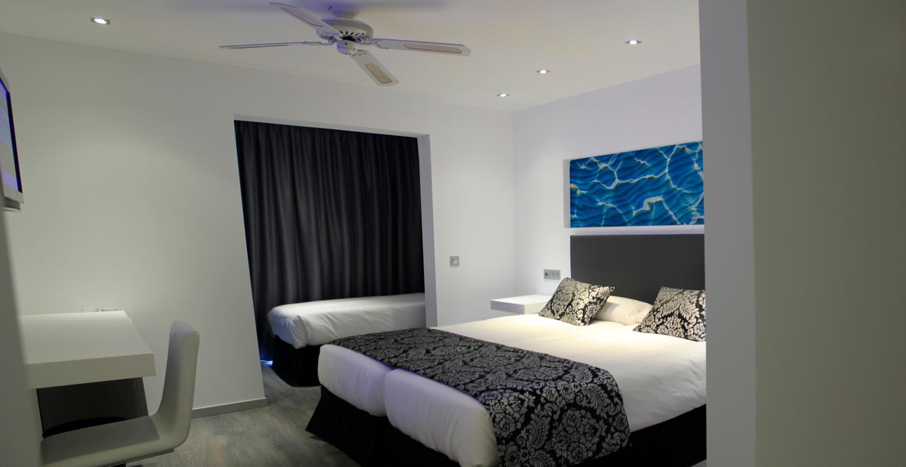 Triple Room with Sea View (2 Adults + 1 Child) - Photo 4