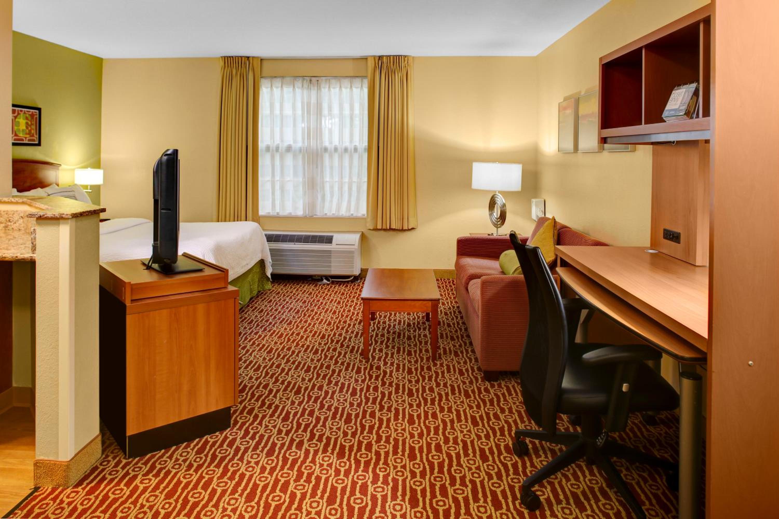 Queen Studio Suite - Non-Smoking - Photo 8